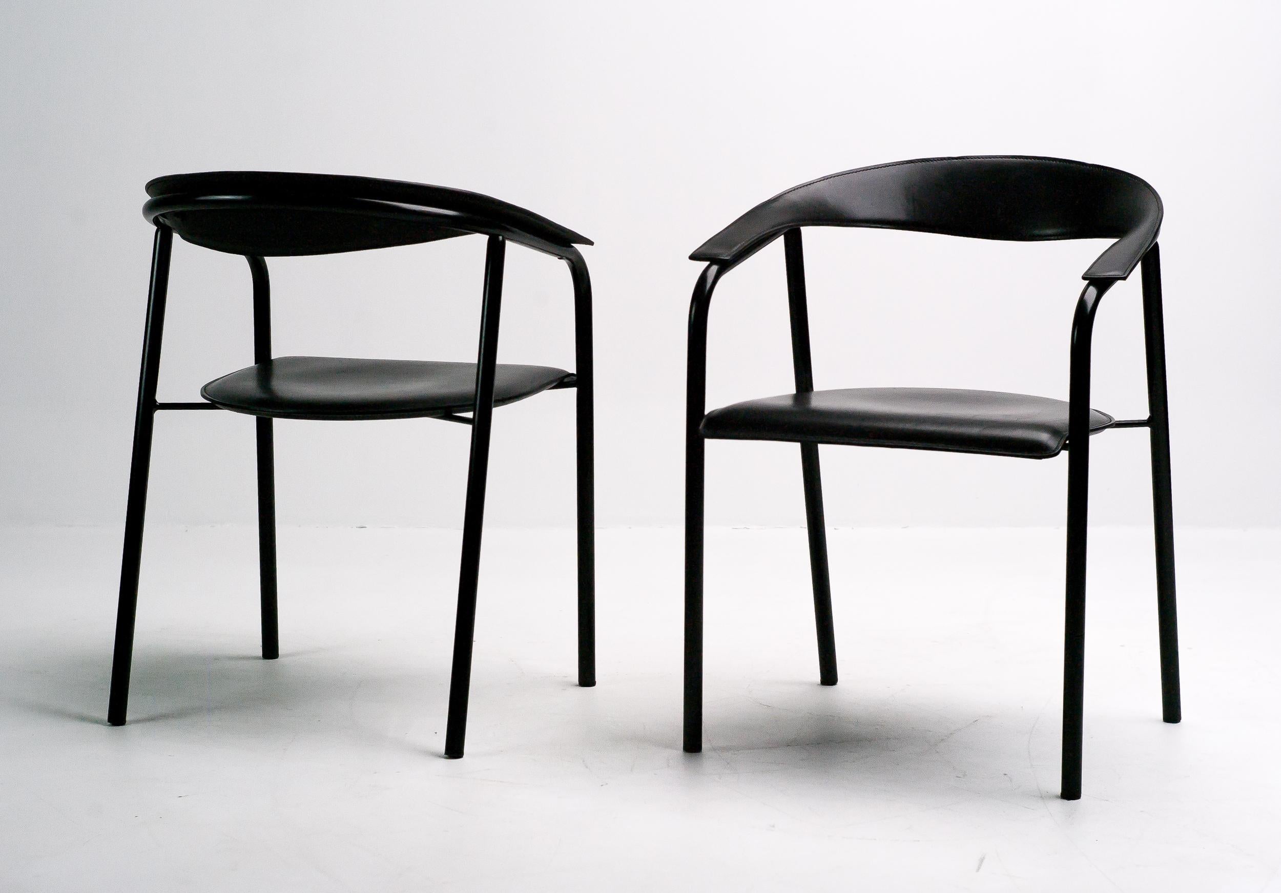 Dieser schwarze Ledersessel von Arrben ist ein eindrucksvolles Beispiel für italienisches Design aus dem späten 20. Jahrhundert und zeigt die für die Marke typische Mischung aus stromlinienförmiger Form und luxuriösem Komfort. Das in den 1960er