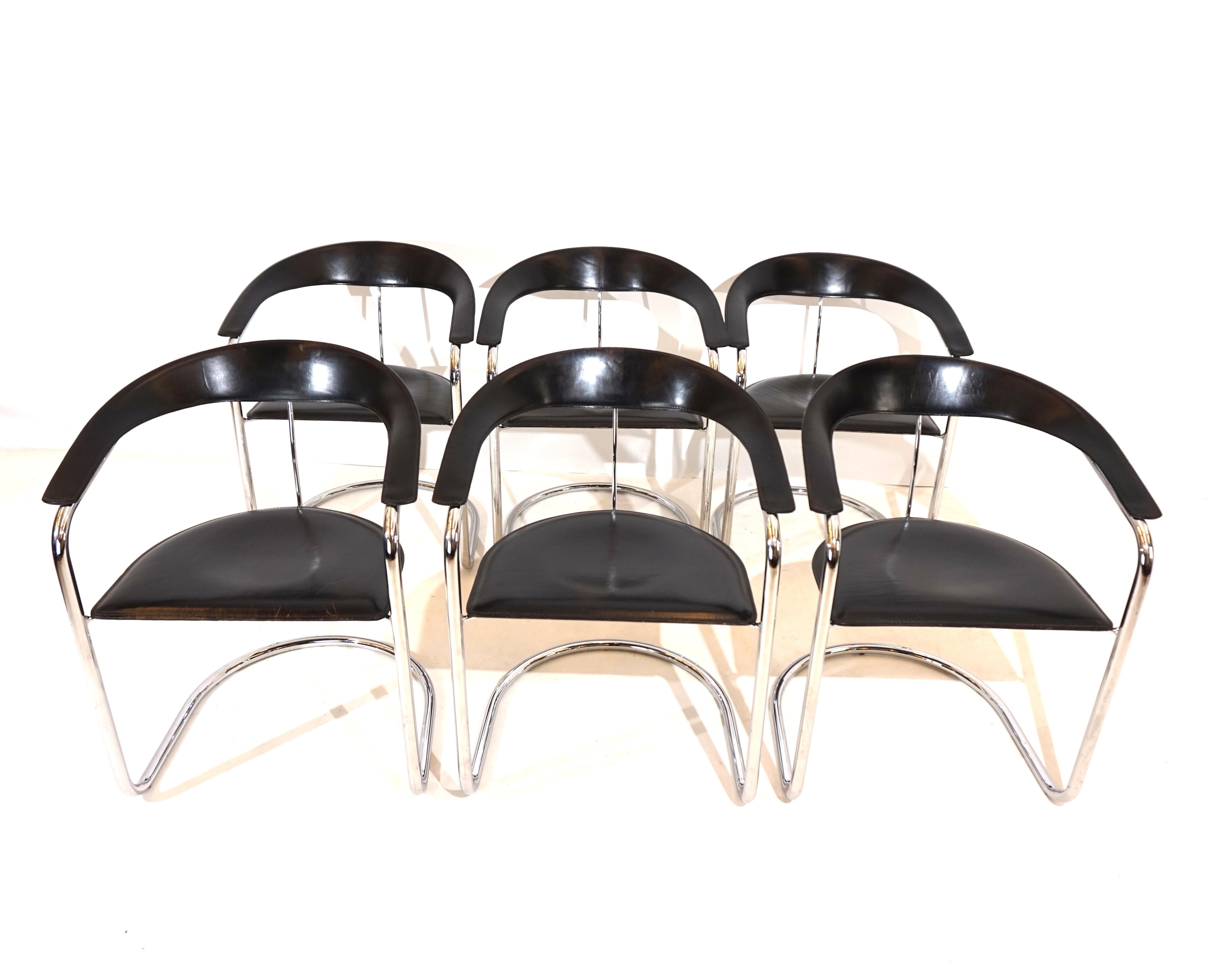 Cet ensemble de 6 chaises de salle à manger Condit est en excellent état. Le cuir noir des chaises ne présente que des signes d'usure minimes. Le chrome des cadres en acier tubulaire massif ne présente aucun dommage et affiche une belle patine. Les