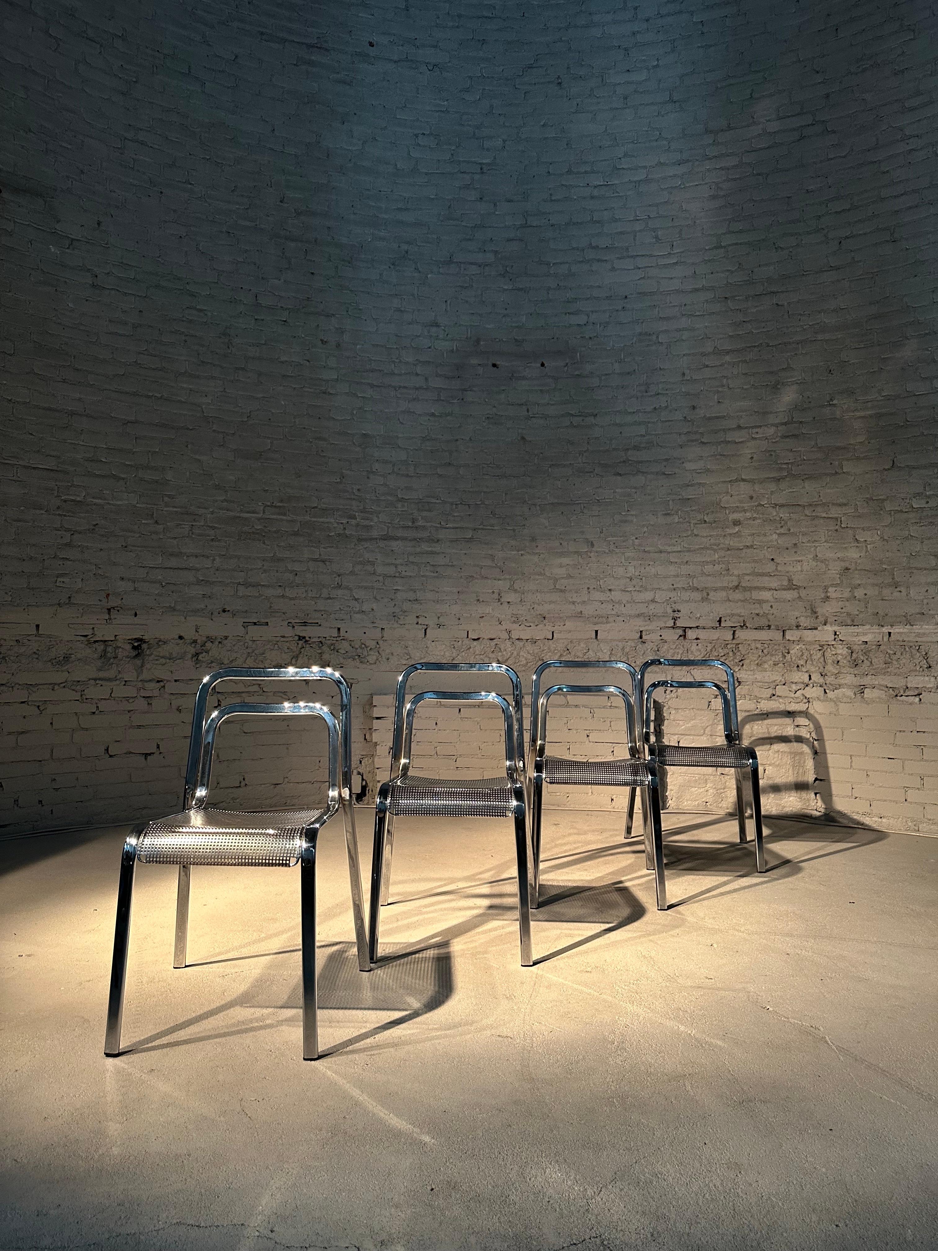 Cet ensemble de 4 chaises de salle à manger chromées empilables a été fabriqué par la société italienne Arrben, fondée en 1969. Les chaises sont entièrement en chrome. L'usure est conforme à l'âge et à l'utilisation. Le prix est celui de l'ensemble.