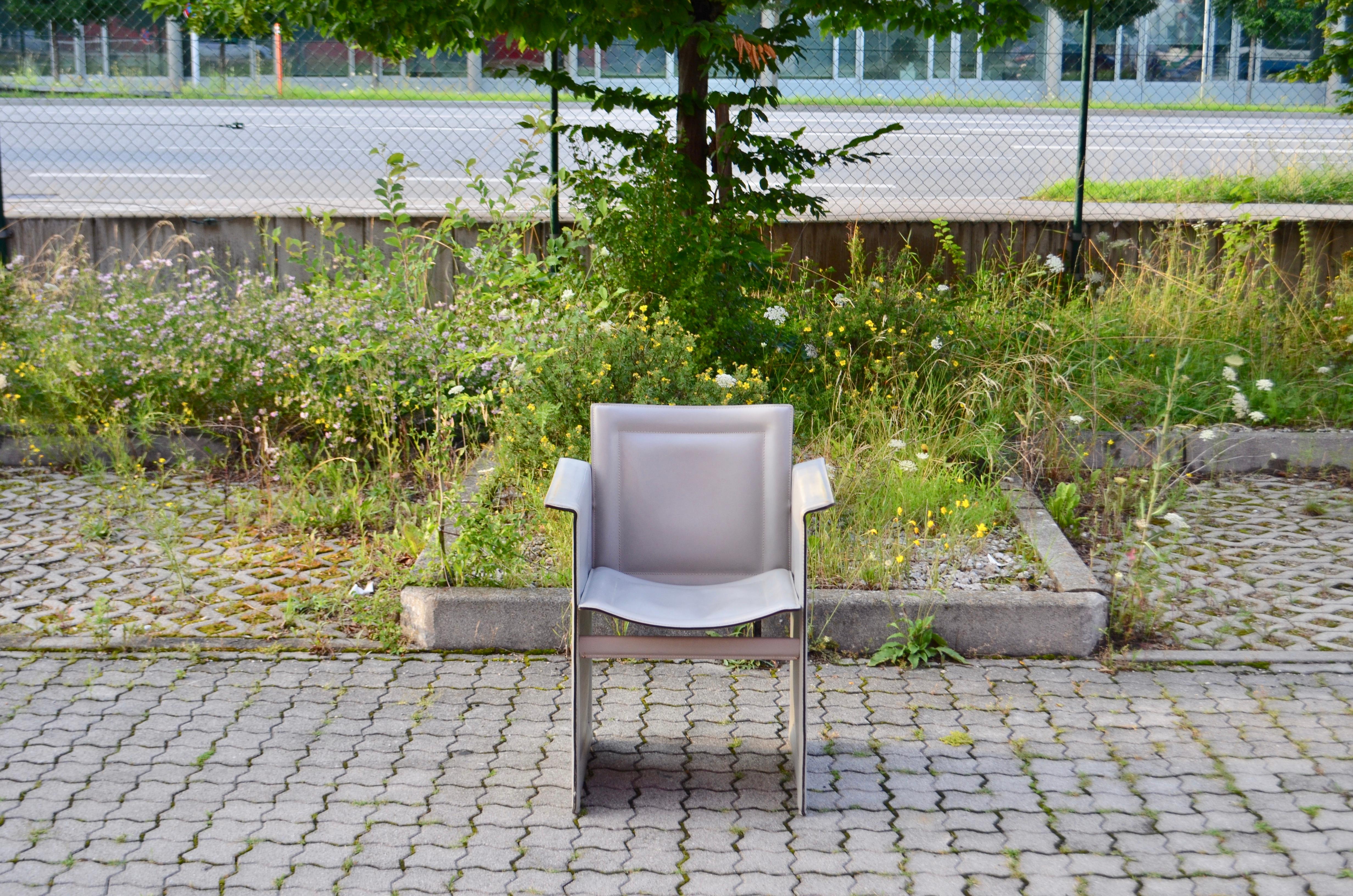 Moderne Chaise de salle à manger moderne Arrben en cuir de selle gris, modèle Solaria, Italie en vente