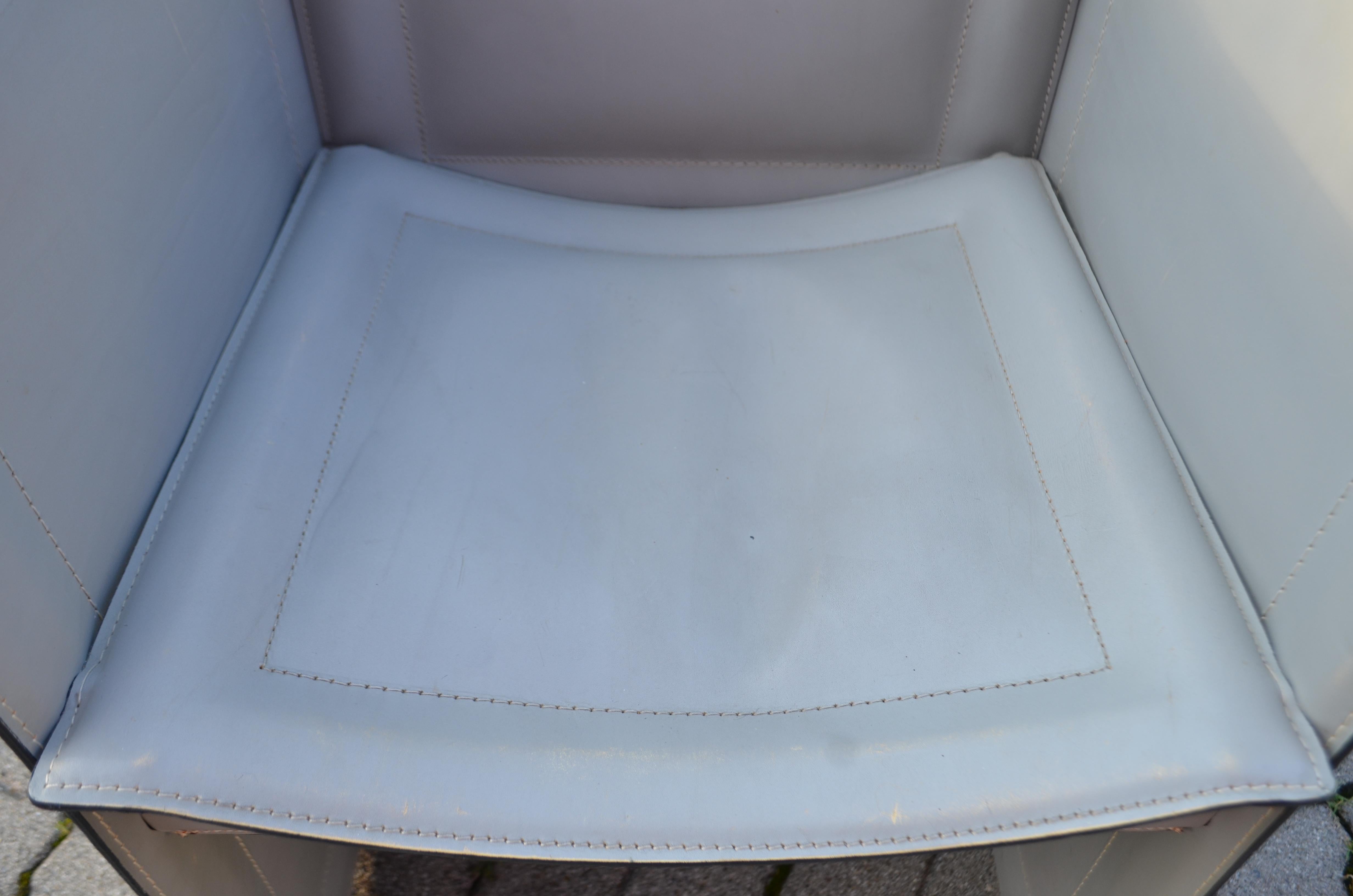 Chaise de salle à manger moderne Arrben en cuir de selle gris, modèle Solaria, Italie en vente 1