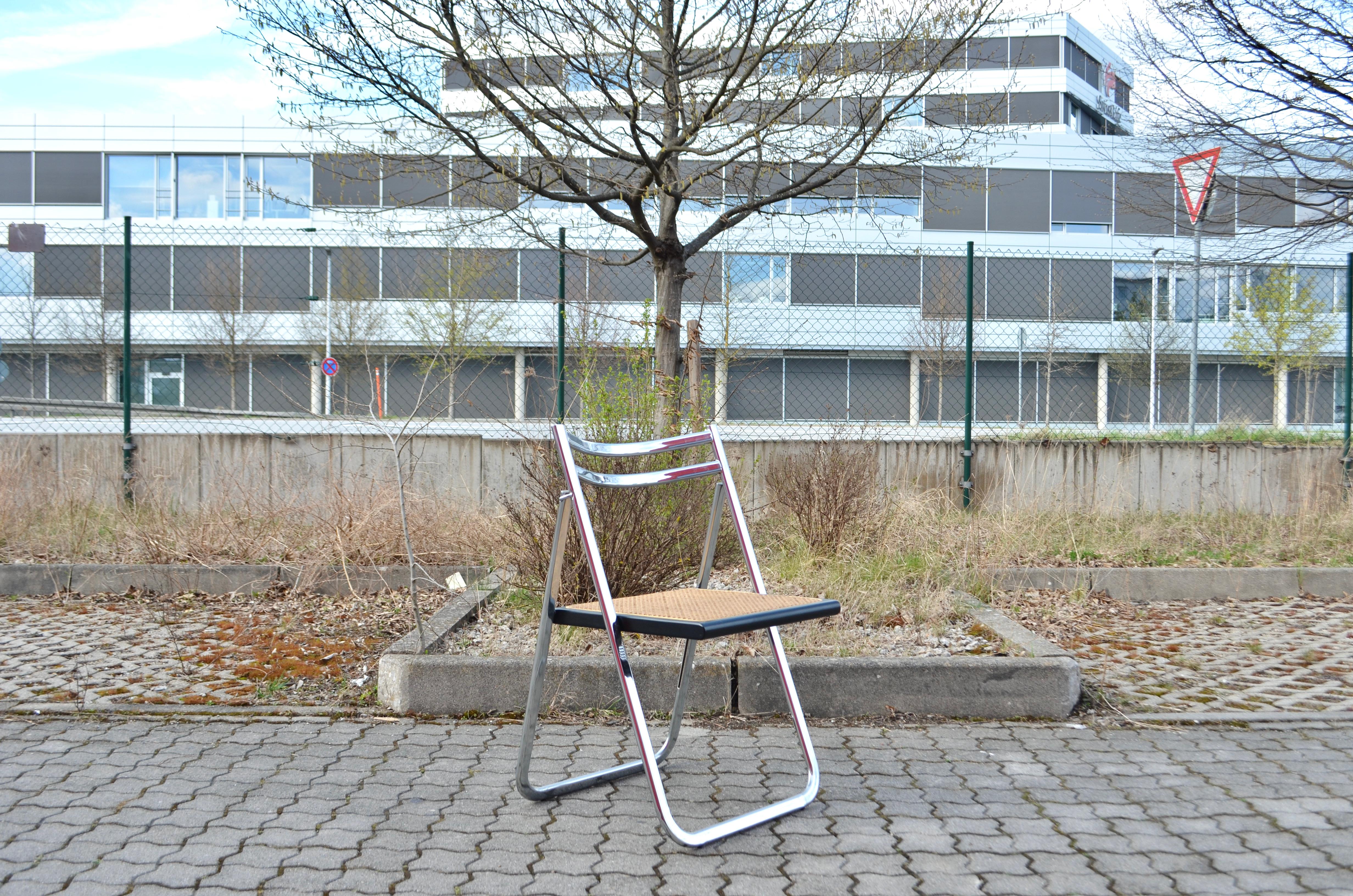 This Italian folding chair was manufactured by Arrben in Italy.
The seat is made of cane.The frame in black laquered beechwood.
The Folding frame is steel and chrome.
The chair and the cane is very good condition.
It wasn't used often so it is