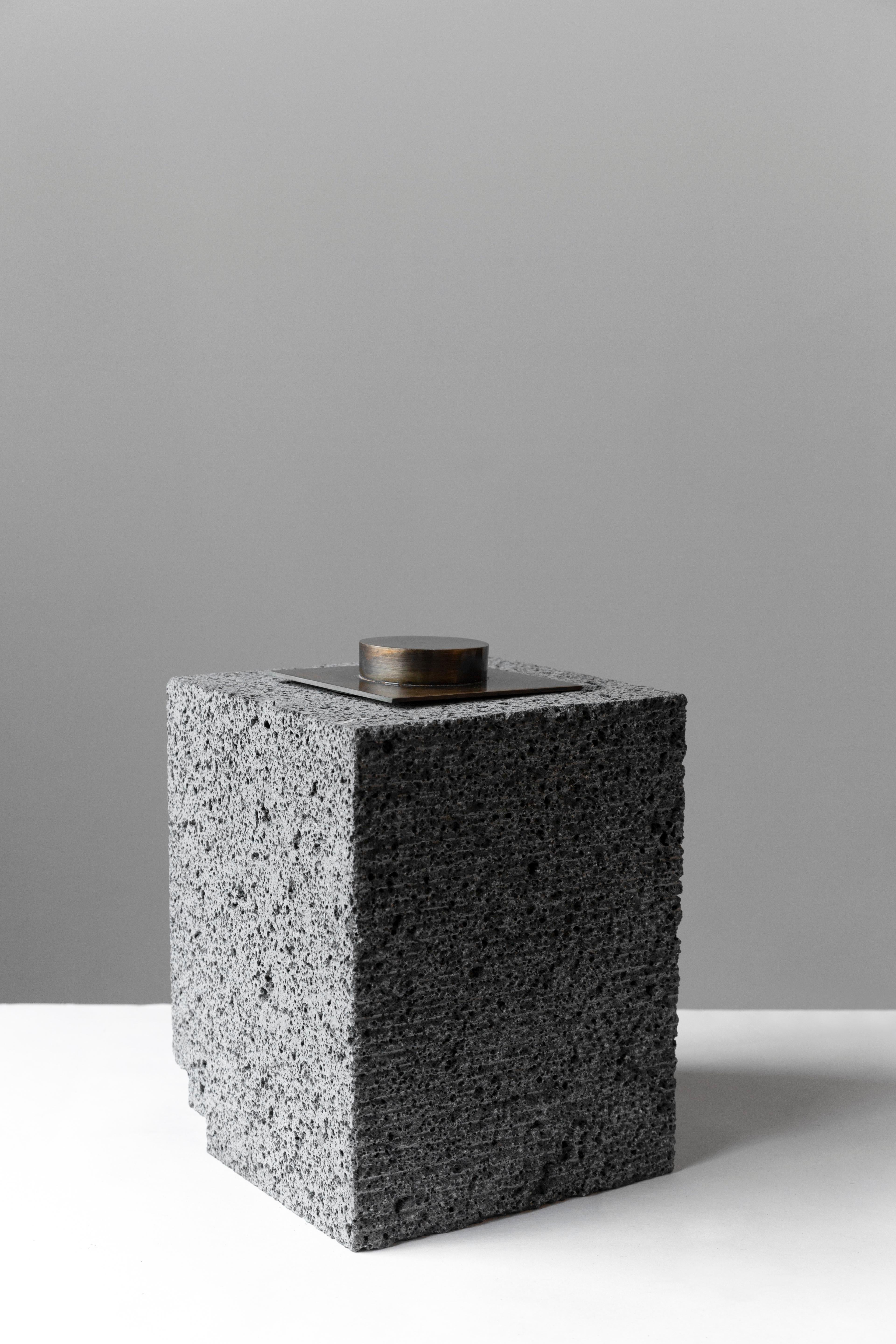 Arrebol Escalonado di Studioroca.
Dimensioni: 18 x 18 x 30,5 cm.
Materiali: rocce vulcaniche diffusore di oli essenziali.

Studioroca è uno studio di design di Città del Messico che si occupa di architettura, interior design e arredamento