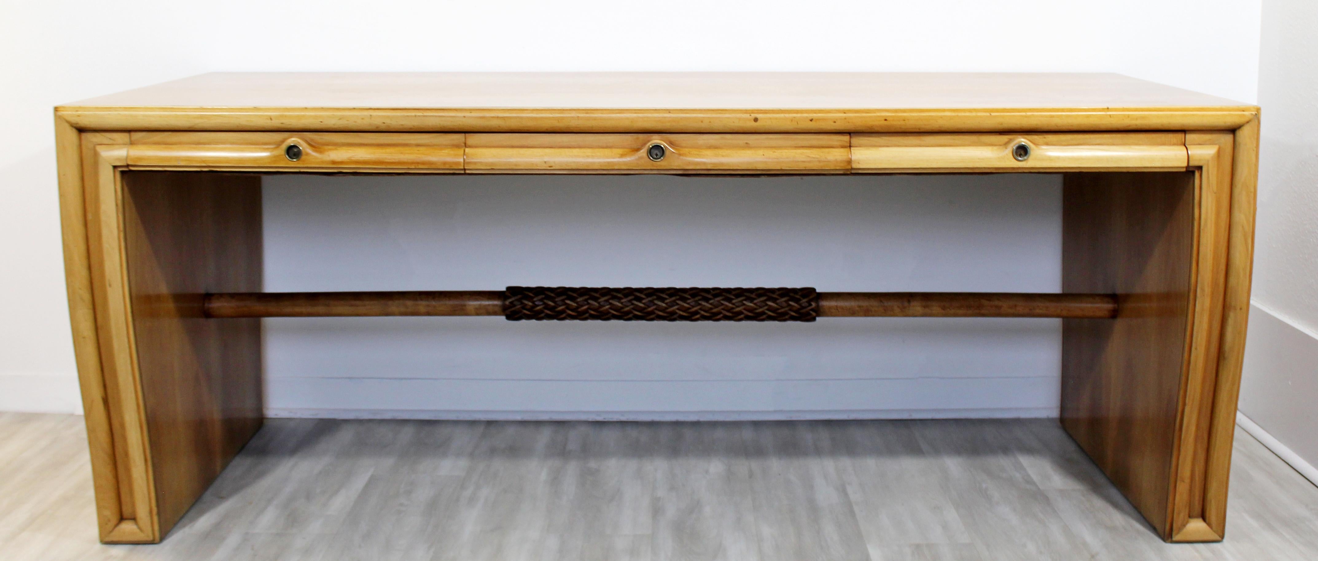 Arredamenti Osvaldo Borsani Varedo Atelier table desk with 3 drawers in a beautiful walnut wood. 1930s Art Deco. In very good condition. The dimensions are 79
