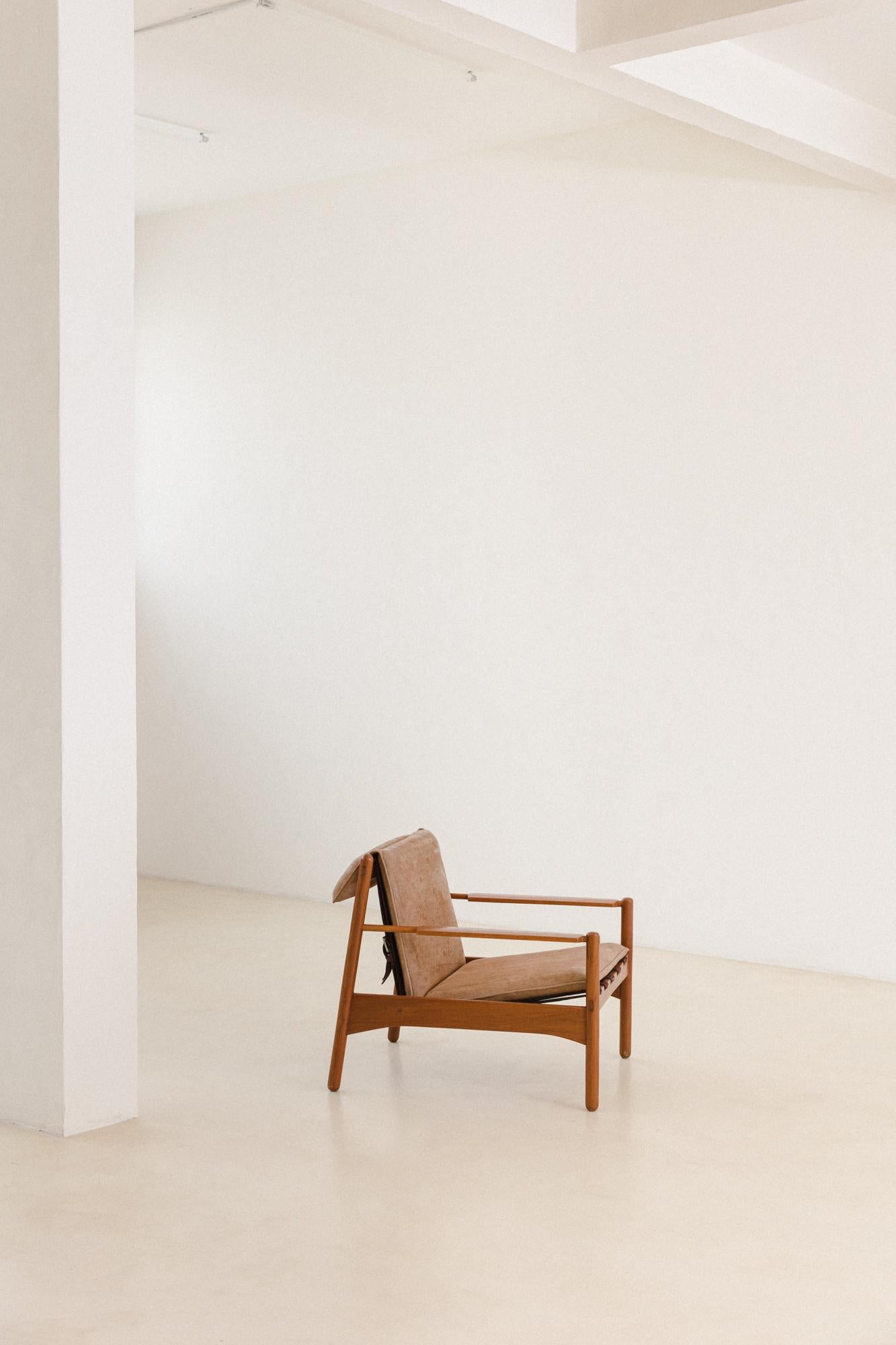 This armchair made in solid Brazilian wood was designed by Ricardo Arrastia and produced by Arredamento Móveis Ltda., a company founded by Cesar Wasserfirer in 1960 that stood out for its concern in creating modular furniture with a broad market