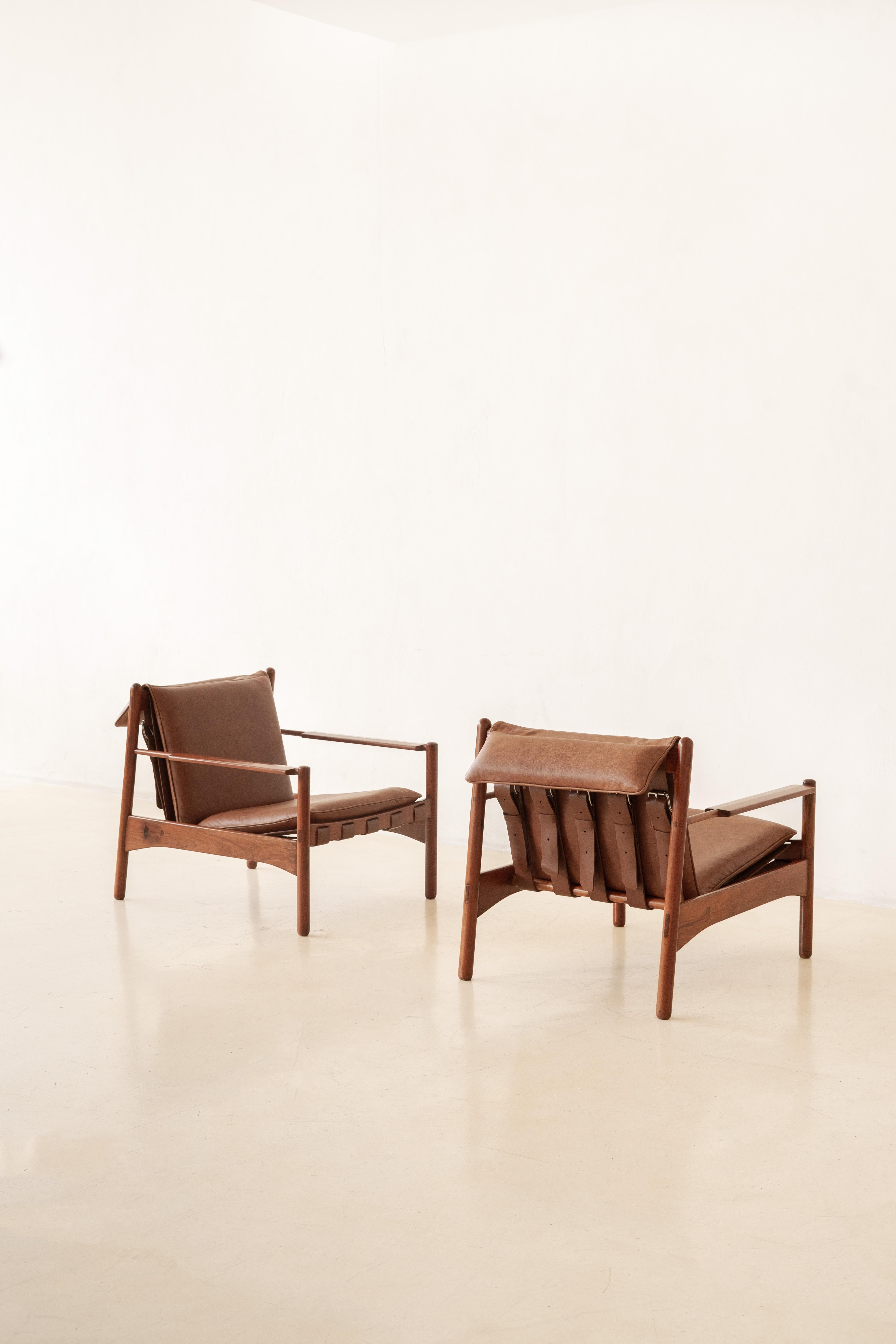 Ce fauteuil en bois massif brésilien a été conçu par Ricardo Arrastia et produit par Arredamento Móveis Ltda, une entreprise fondée par Cesar Wasserfirer en 1960 qui s'est distinguée par son souci de créer des meubles modulaires ayant une large