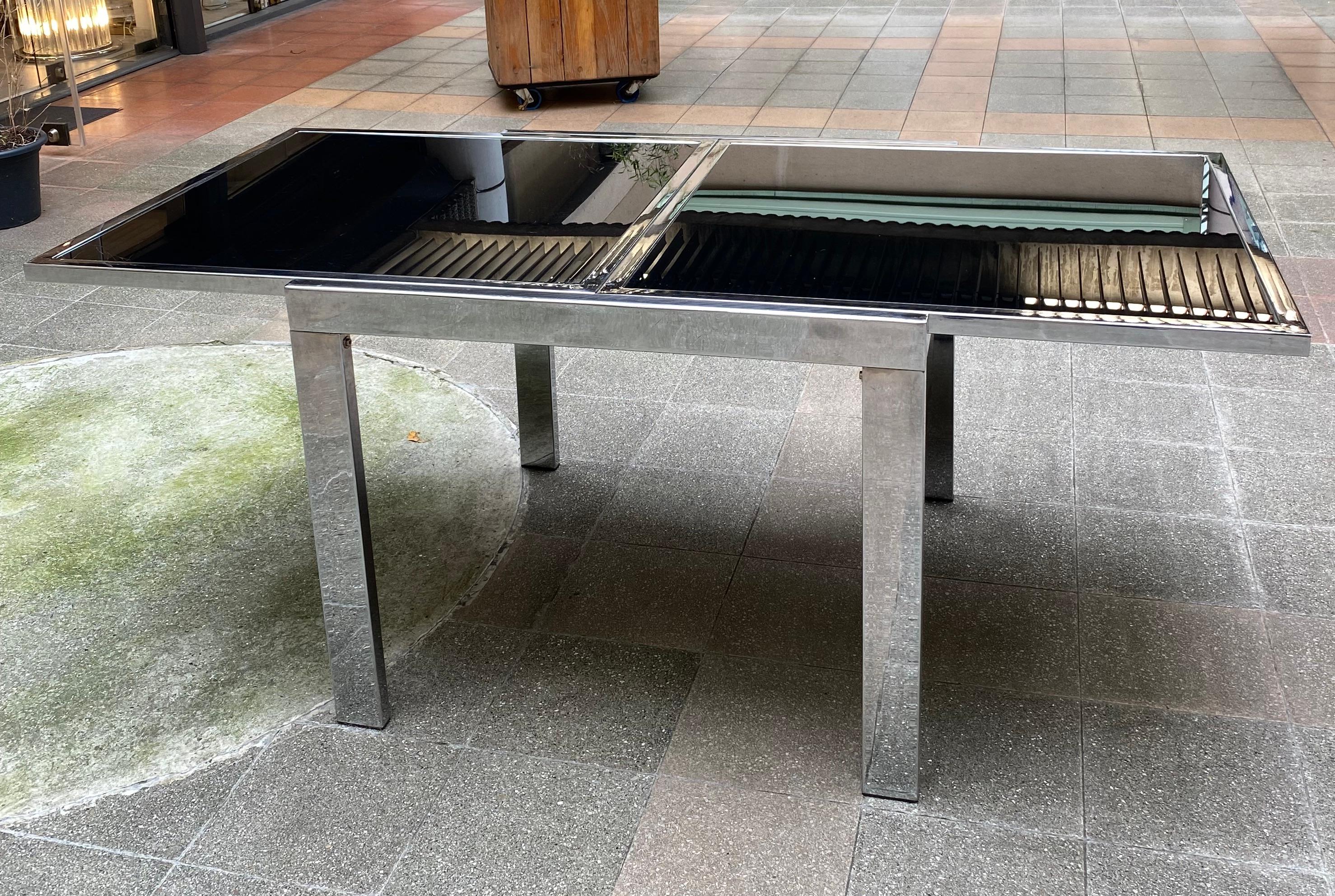 Mesa Arredo Paderno 'La Métal
Edición D Milano 1972
acero inoxidable/vidrio ahumado
Mesa extensible
cerrado 90x90x74 h cm
abierto cerrado 180x90x74 h cm