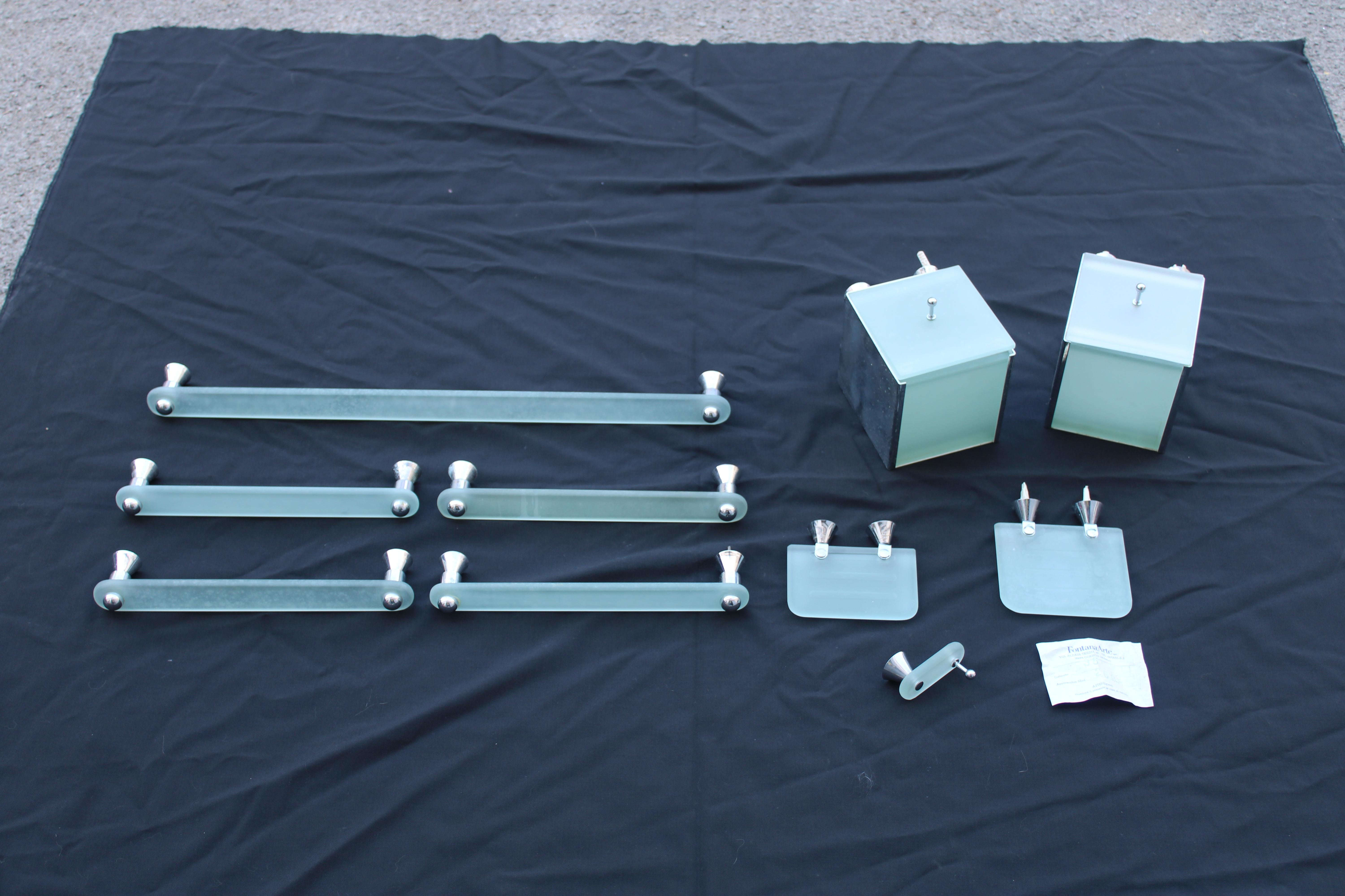 toilettenpapierhalter höhe h.15, b.12, t.16
tischtuchaufhänger einzeln h.3.5 b.60, t.6
4 identische Tischtuchhalter B.30, T.6, H.3.5
seifenhalter cm.12x12x1
und 12x10x1