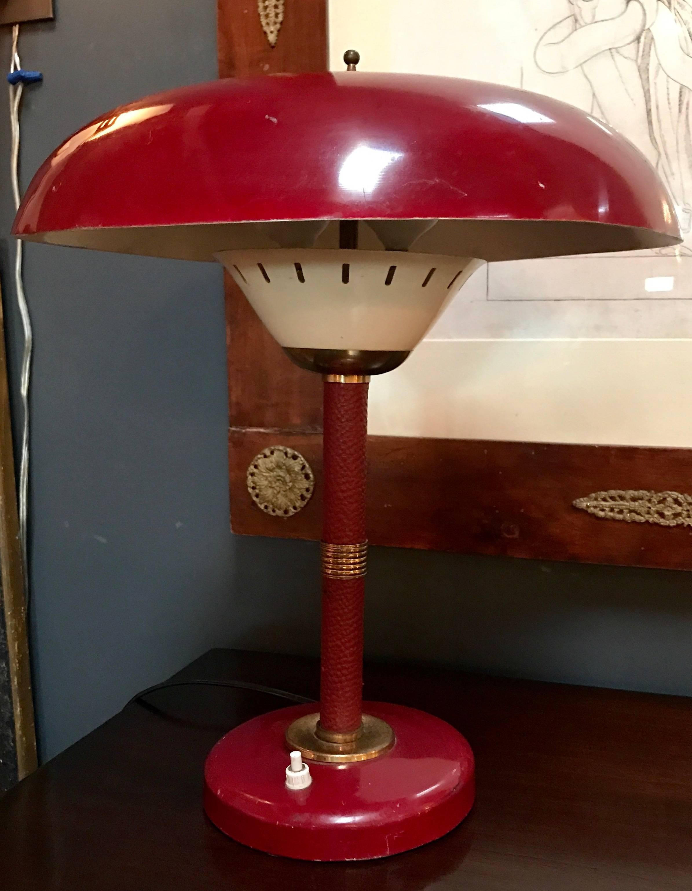Italienische Tischlampe 1950er Jahre mit original rotem Leder und Messing.
Arredoluce zugeschrieben
Frechdachs!