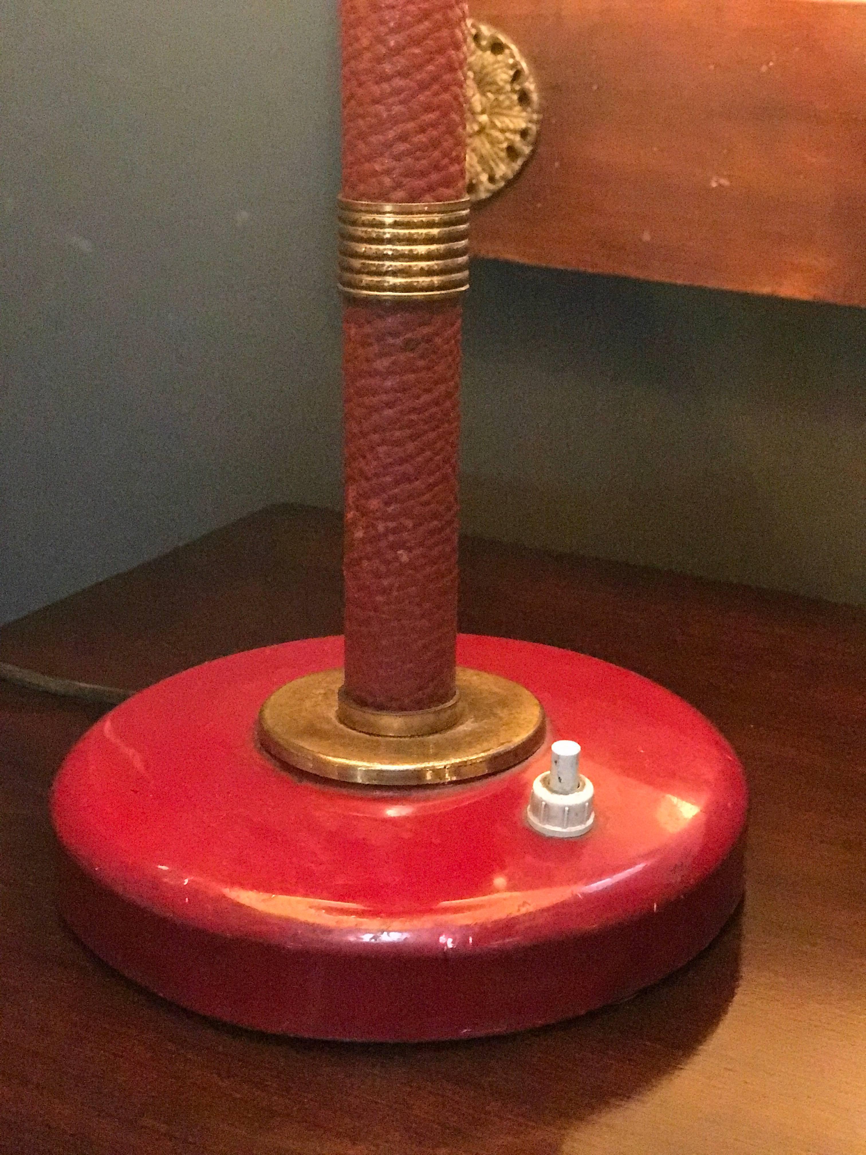 Arredoluce Attributed Tischlampe 1950er Weiß Original Rotes Leder (Mitte des 20. Jahrhunderts) im Angebot