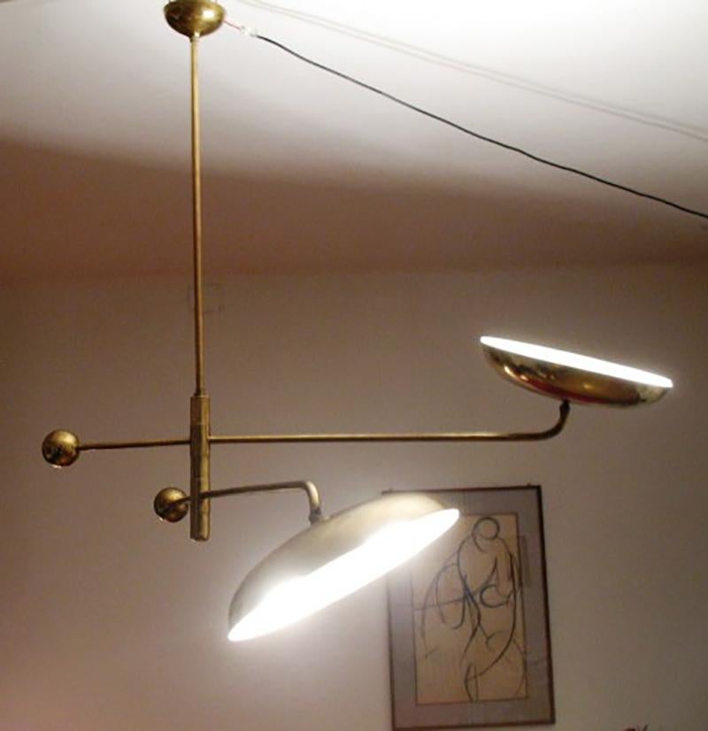 Rare brass chandelier edited by Arredoluce in circa 1950, entirely in brass with two balanced arms and adjustable large reflectors.
The two arms can be rotated and positioned as desired. As well as reflectors.
Original nice patina and