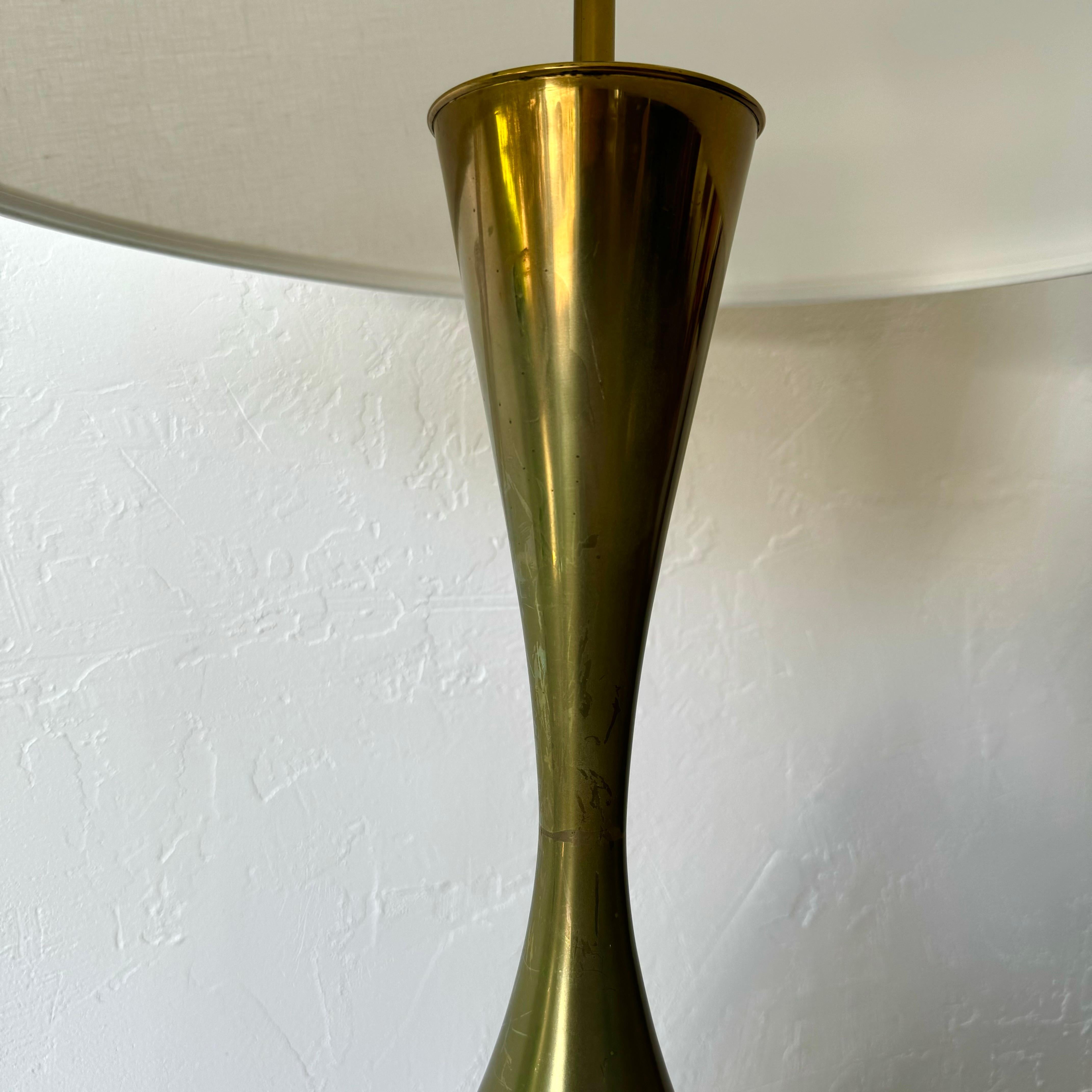 Angelo Lelli for Arredoluce Brass Hourglass Table Lamp In Good Condition For Sale In Springfield, OR