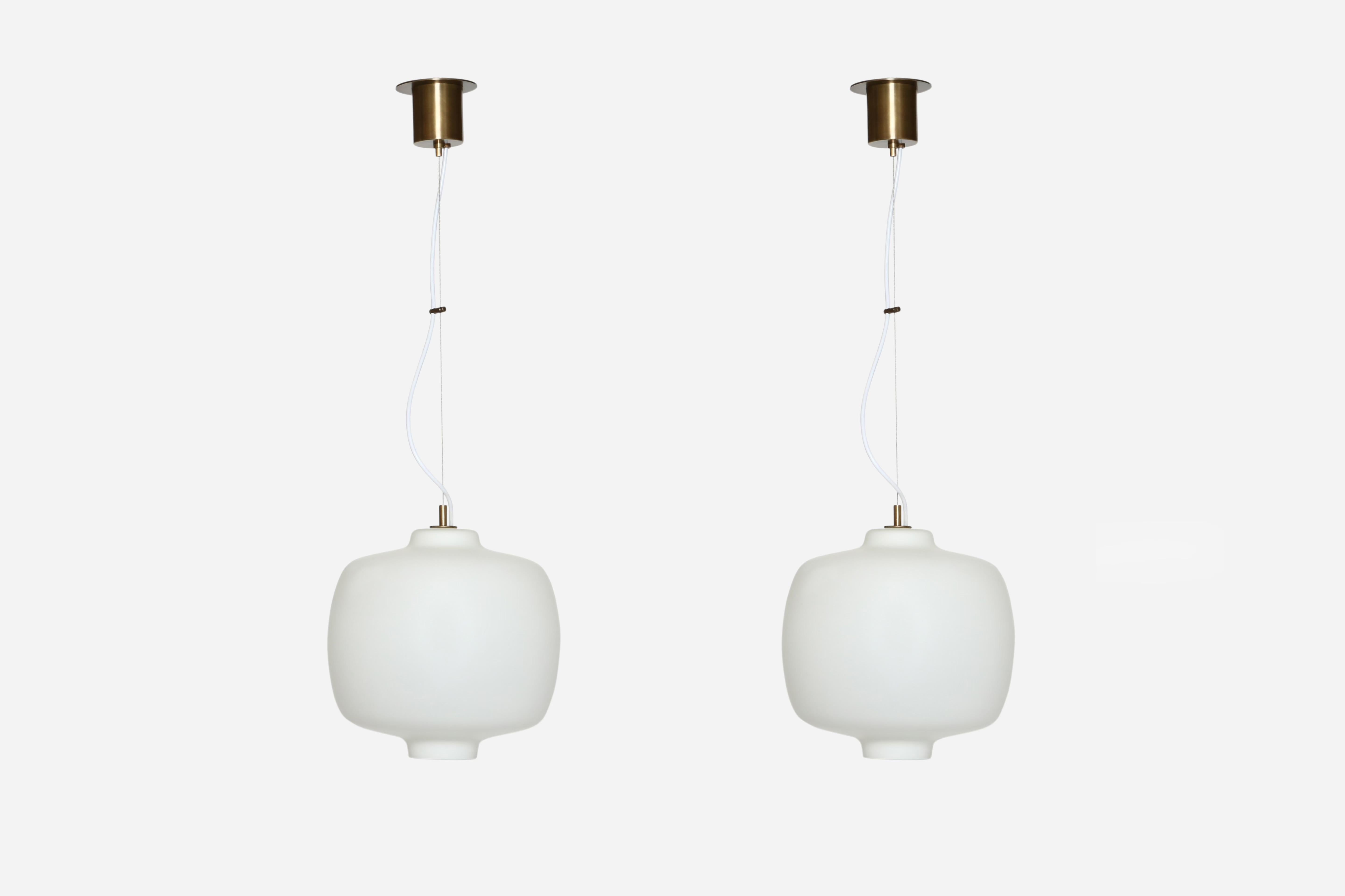 Colgantes de techo Arredoluce, atribuidos.
Diseñado y fabricado en Italia, años sesenta.
Cristal opalino, latón patinado.
Recableado para EE.UU.
Altura ajustable. La caída total puede acortarse.
Hay 2 pares disponibles.
El precio es por un