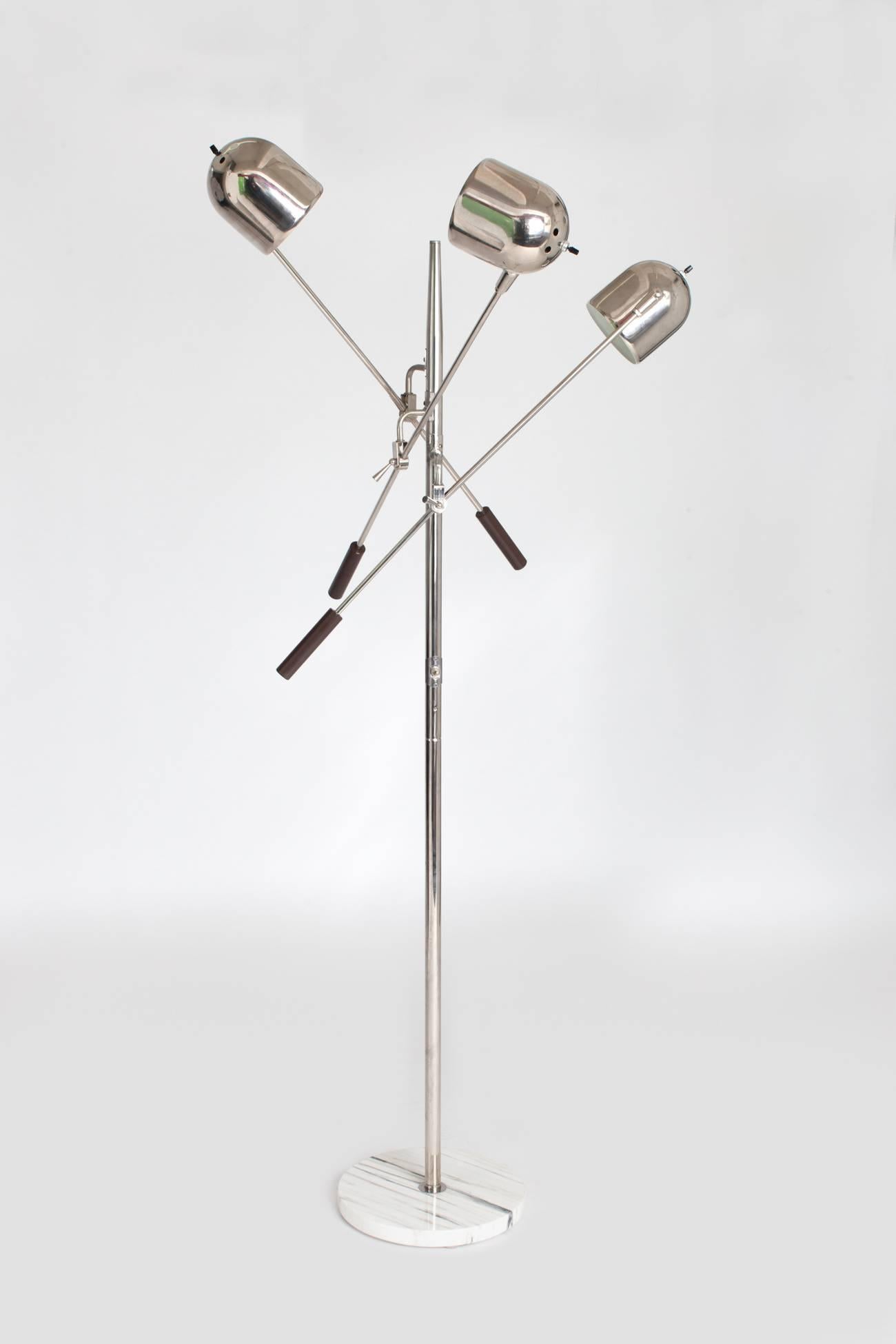 italien Lampadaire Triennale de style Arredoluce en chrome et marbre, Italie, années 1960 en vente