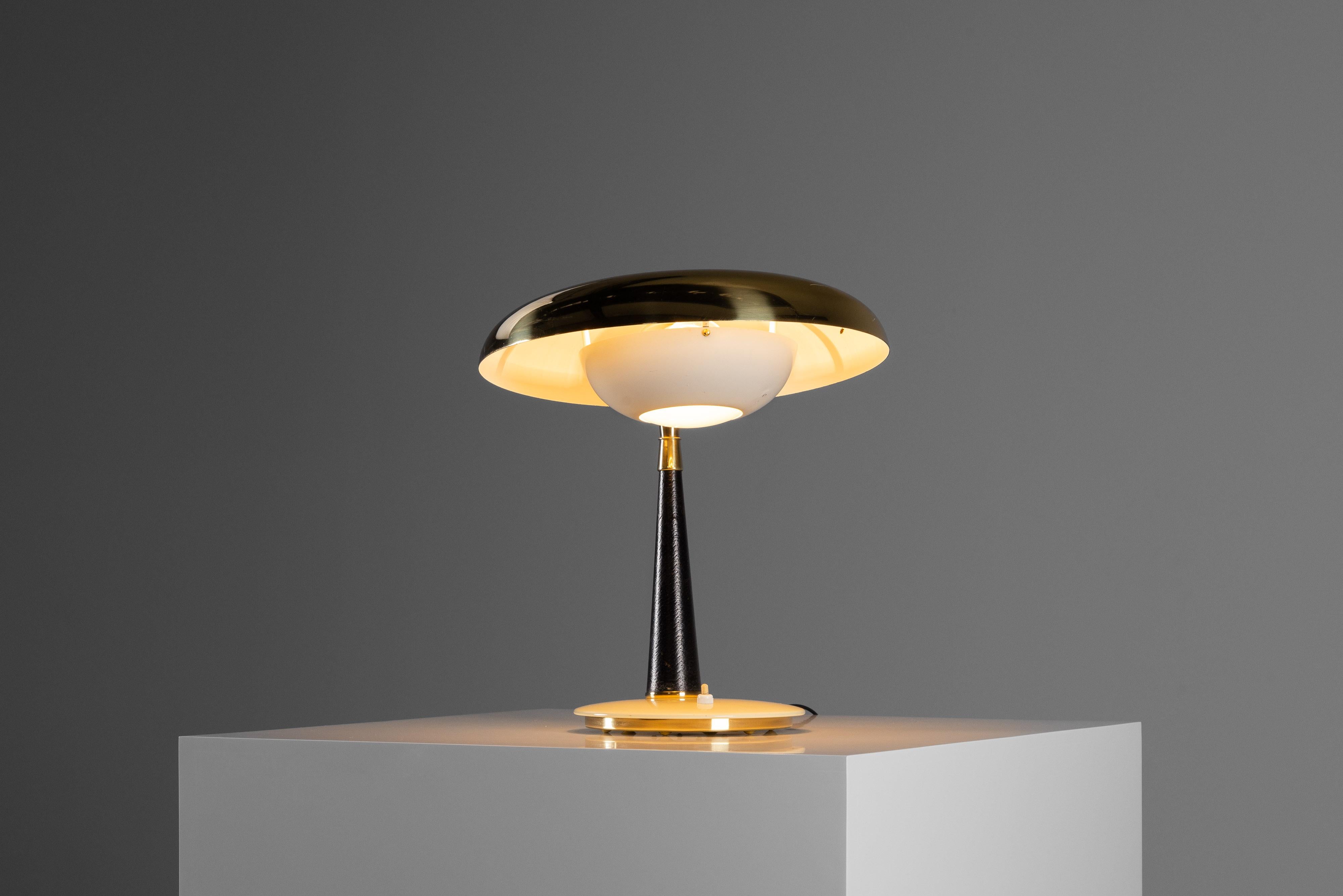 Arredoluce desk lamp in brass and leather Italy 1956 In Good Condition In Roosendaal, Noord Brabant