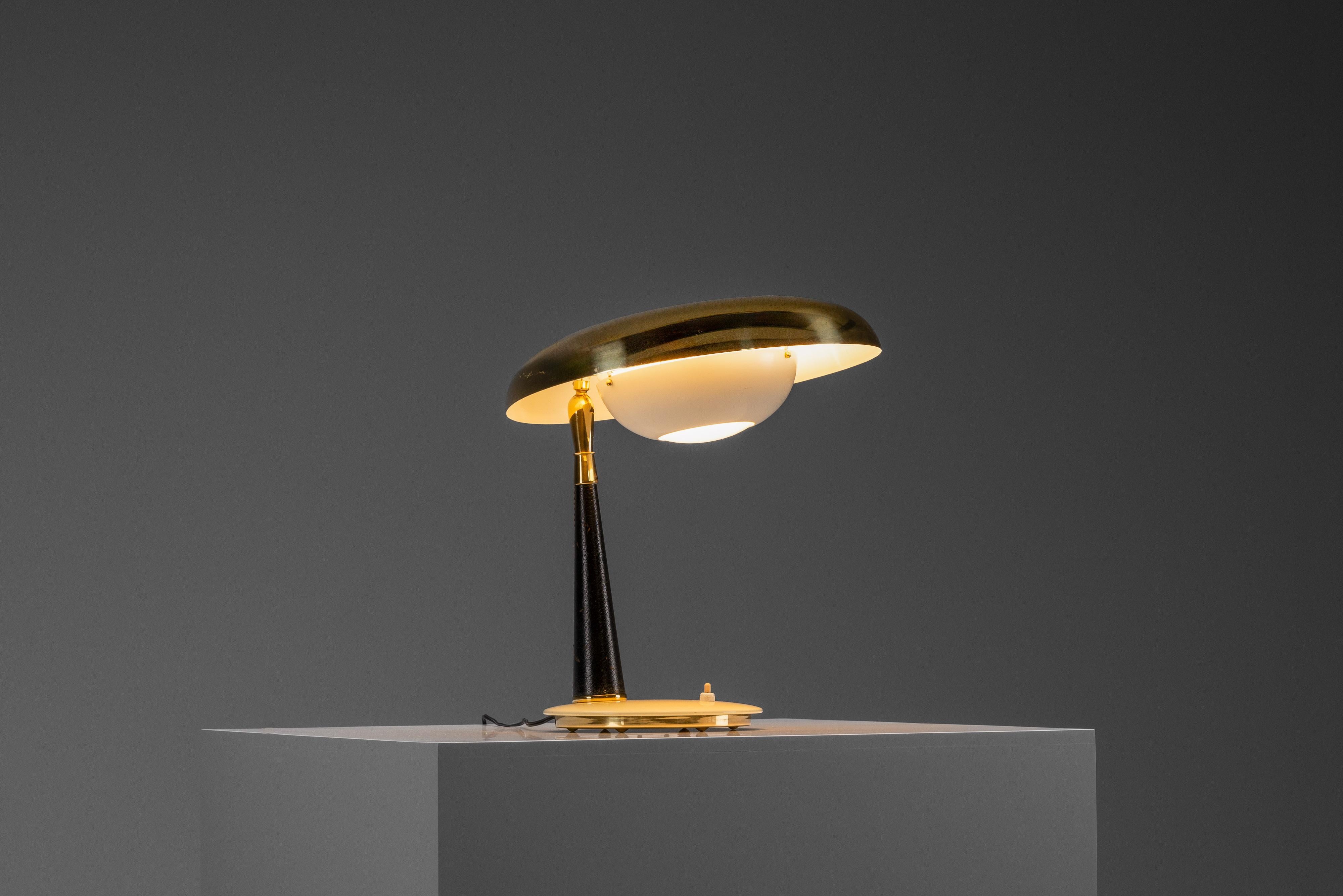 Mid-20th Century Arredoluce desk lamp in brass and leather Italy 1956
