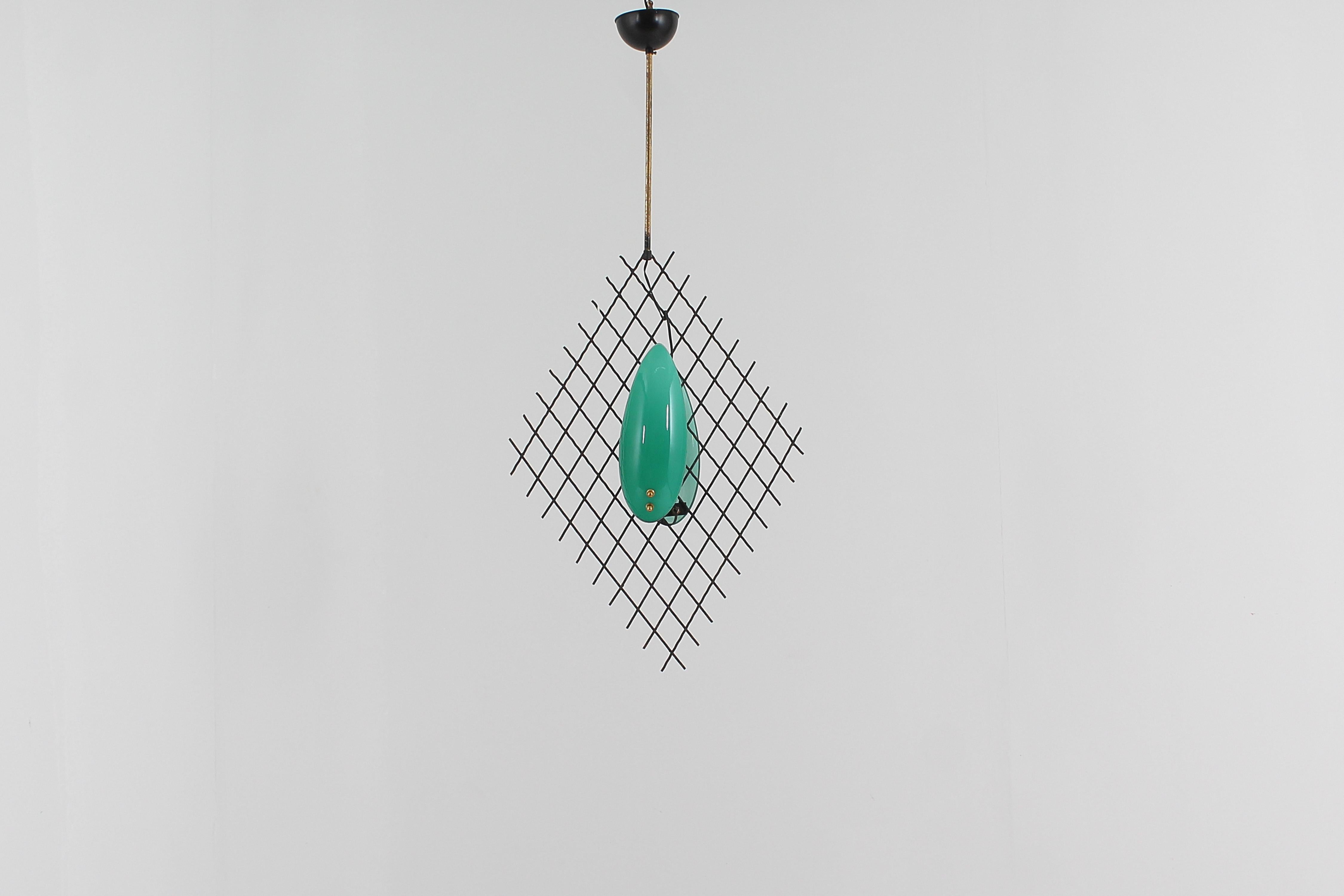 Beautiful suspension lamp with rhombus structure in black metal mesh supported by a brass rod, with two shell diffusers in emerald green overlay Murano glass. Attributable to Arredoluce Monza, Italian production in the 70s
Wear consistent with age