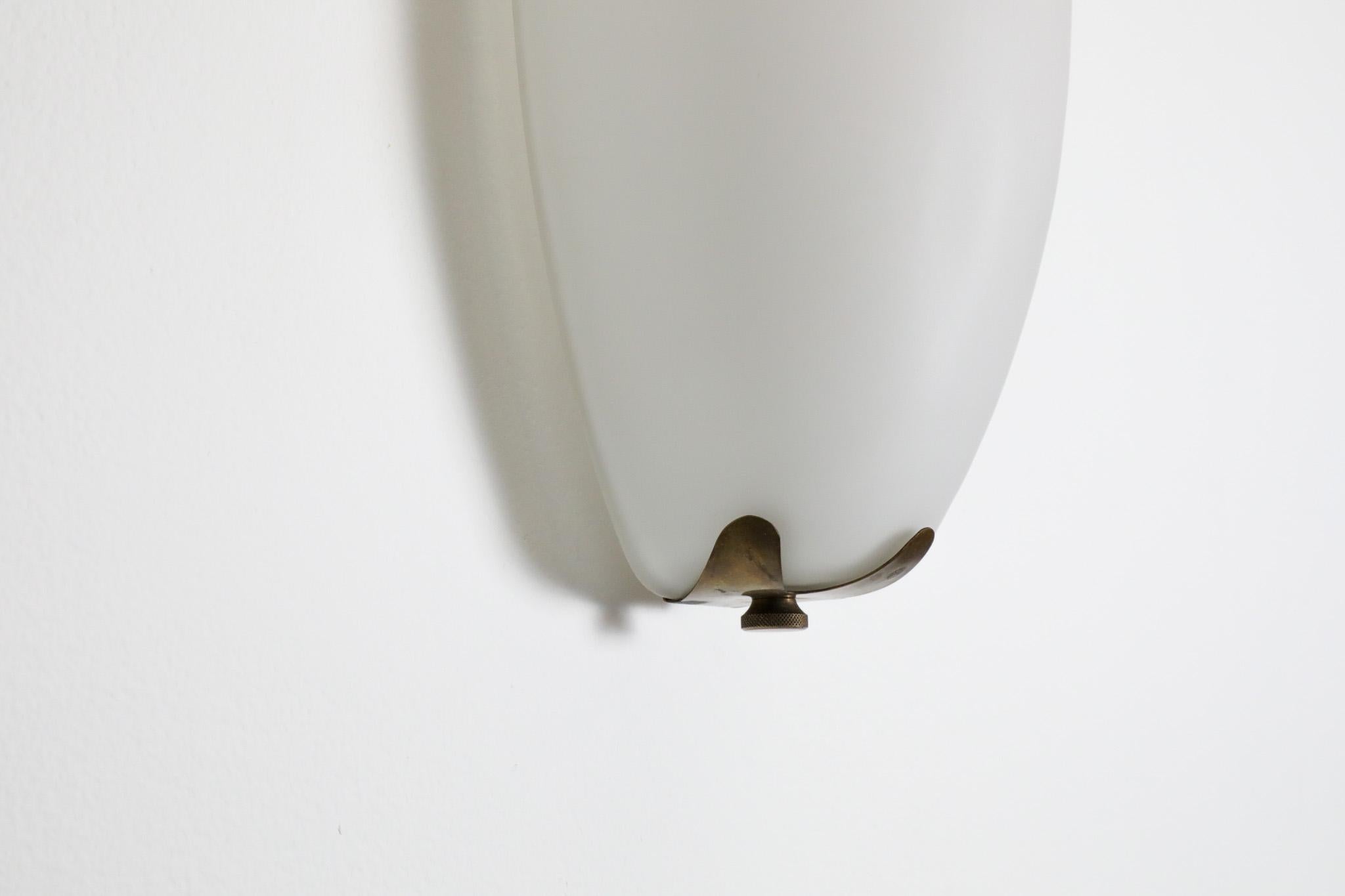 Lámpara de Escudo de Cristal de Leche Inspirada en Arredoluce con Herrajes de Latón Floral en venta 6