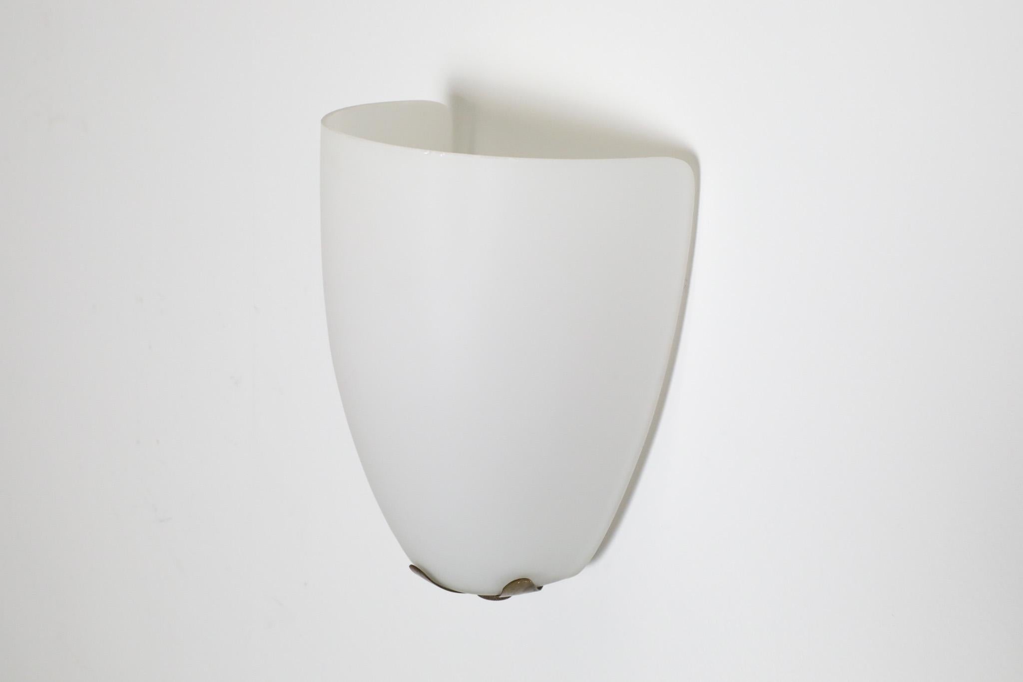Lámpara de Escudo de Cristal de Leche Inspirada en Arredoluce con Herrajes de Latón Floral en venta 8