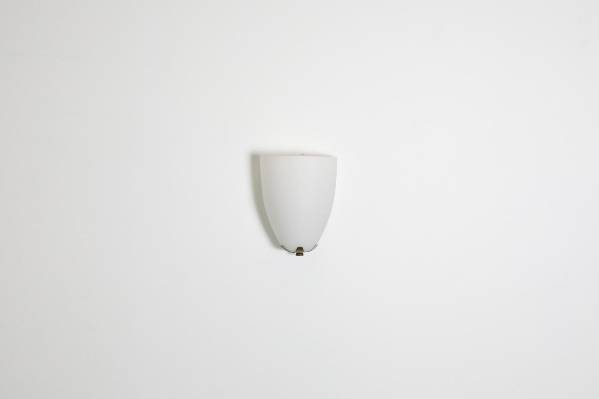 Lámpara de Escudo de Cristal de Leche Inspirada en Arredoluce con Herrajes de Latón Floral Italiano en venta