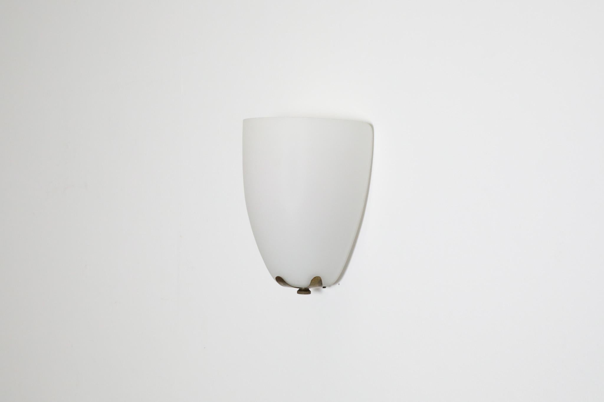 Lámpara de Escudo de Cristal de Leche Inspirada en Arredoluce con Herrajes de Latón Floral en Bueno estado para la venta en Los Angeles, CA