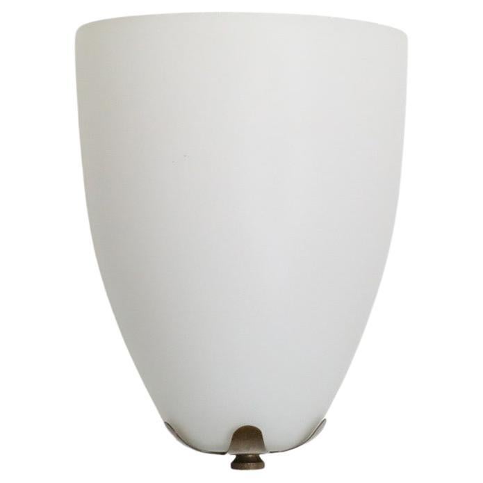 Lámpara de Escudo de Cristal de Leche Inspirada en Arredoluce con Herrajes de Latón Floral en venta