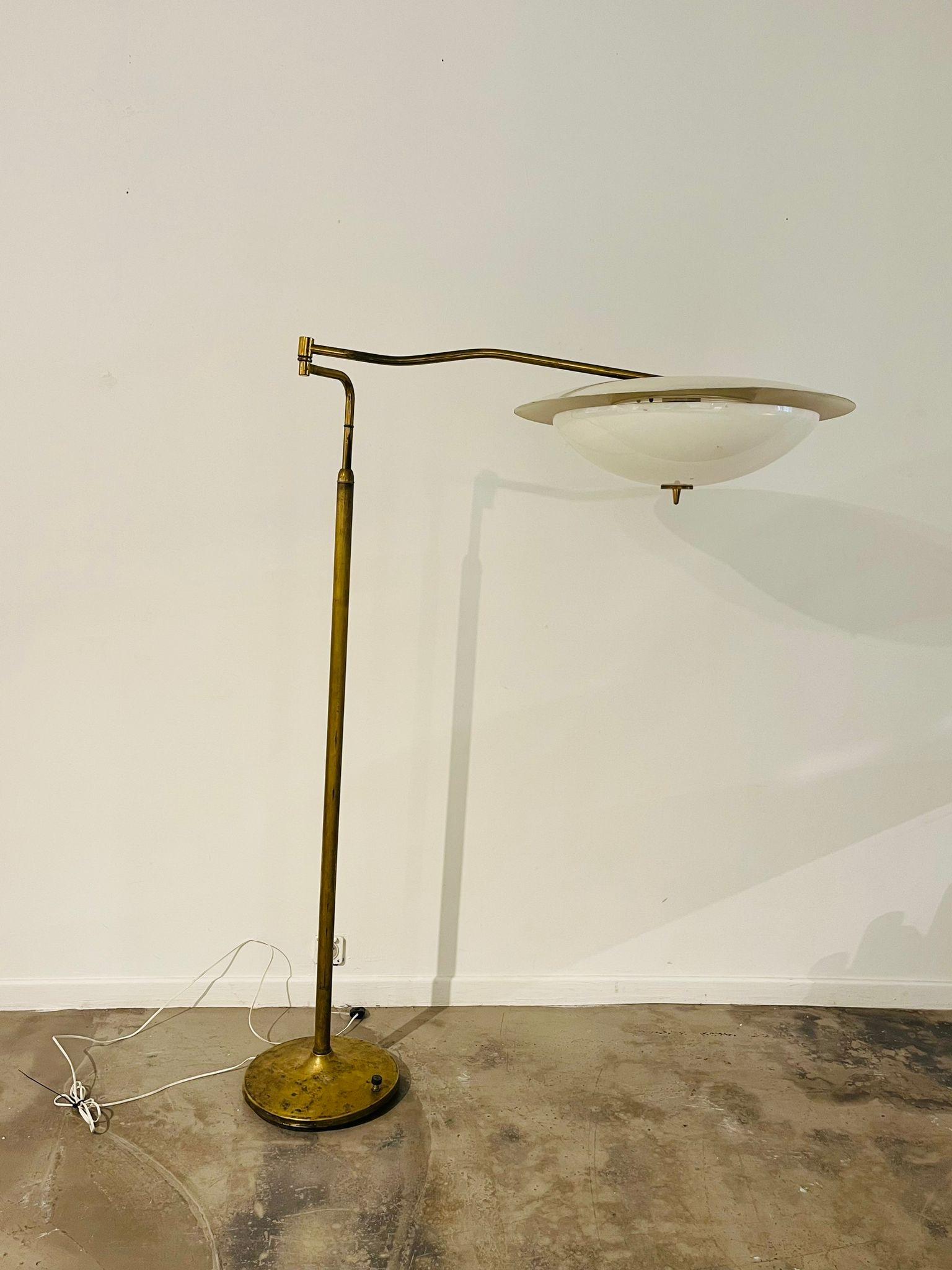 Arredoluce Italian bridge lamp. Extendable, 120 to 190 high.
