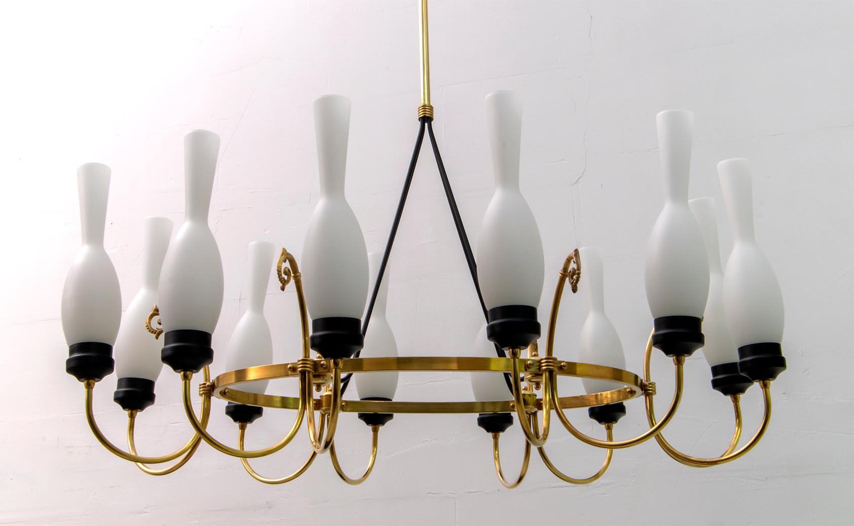 Very elegant chandelier from the 1950s. Opal glasses, brass structure. In good condition, 12 lights, the brass has been polished. Great production quality. Attributed to Arredoluce.