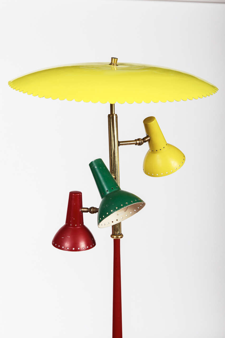 Moderne Lampadaire italien Arredoluce en métal coloré et laiton du milieu du siècle dernier, années 1950 en vente