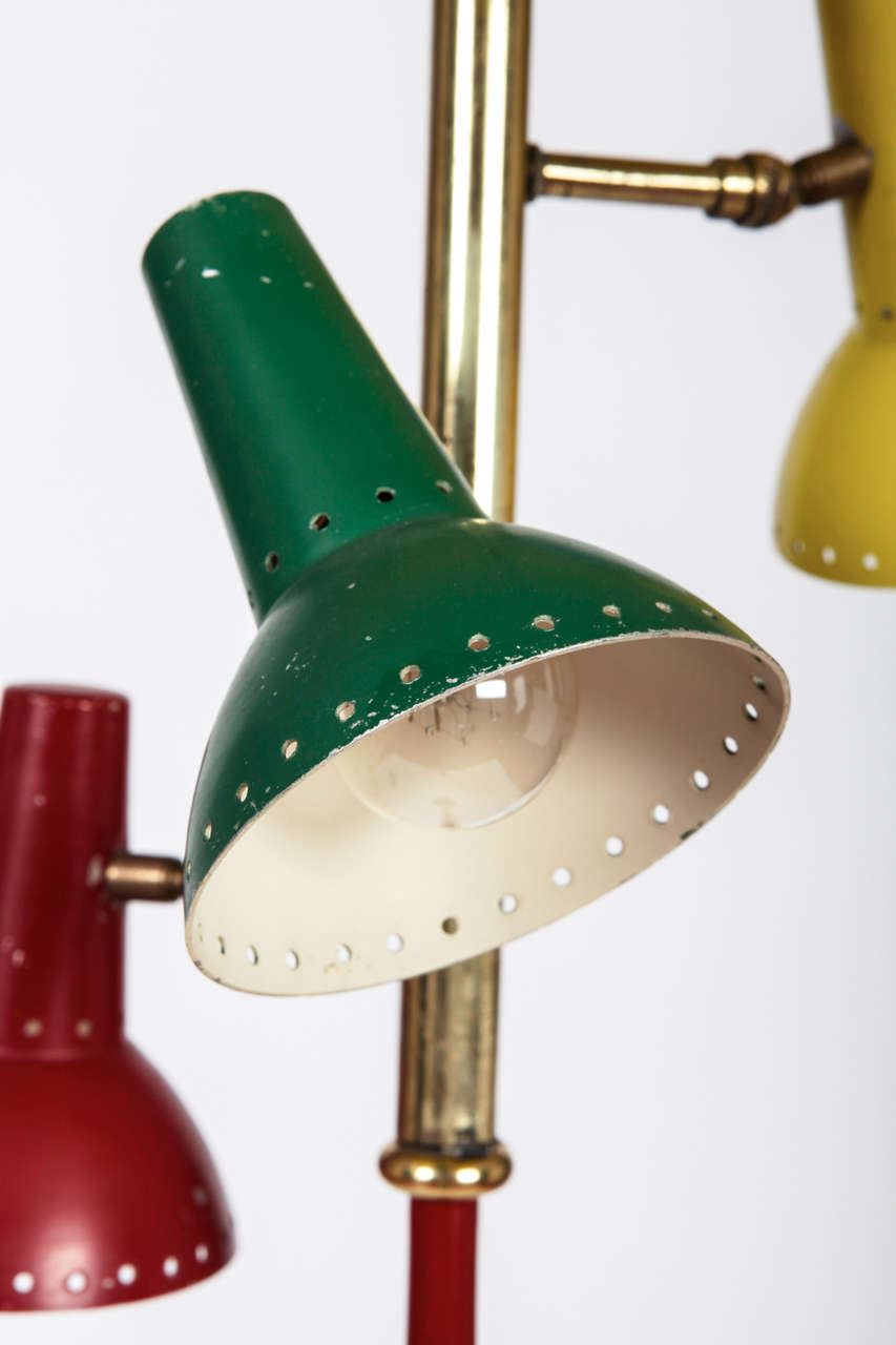 Arredoluce Italienische Stehlampe aus farbigem Metall und Messing aus der Mitte des Jahrhunderts, 1950er Jahre im Zustand „Hervorragend“ im Angebot in Rome, IT