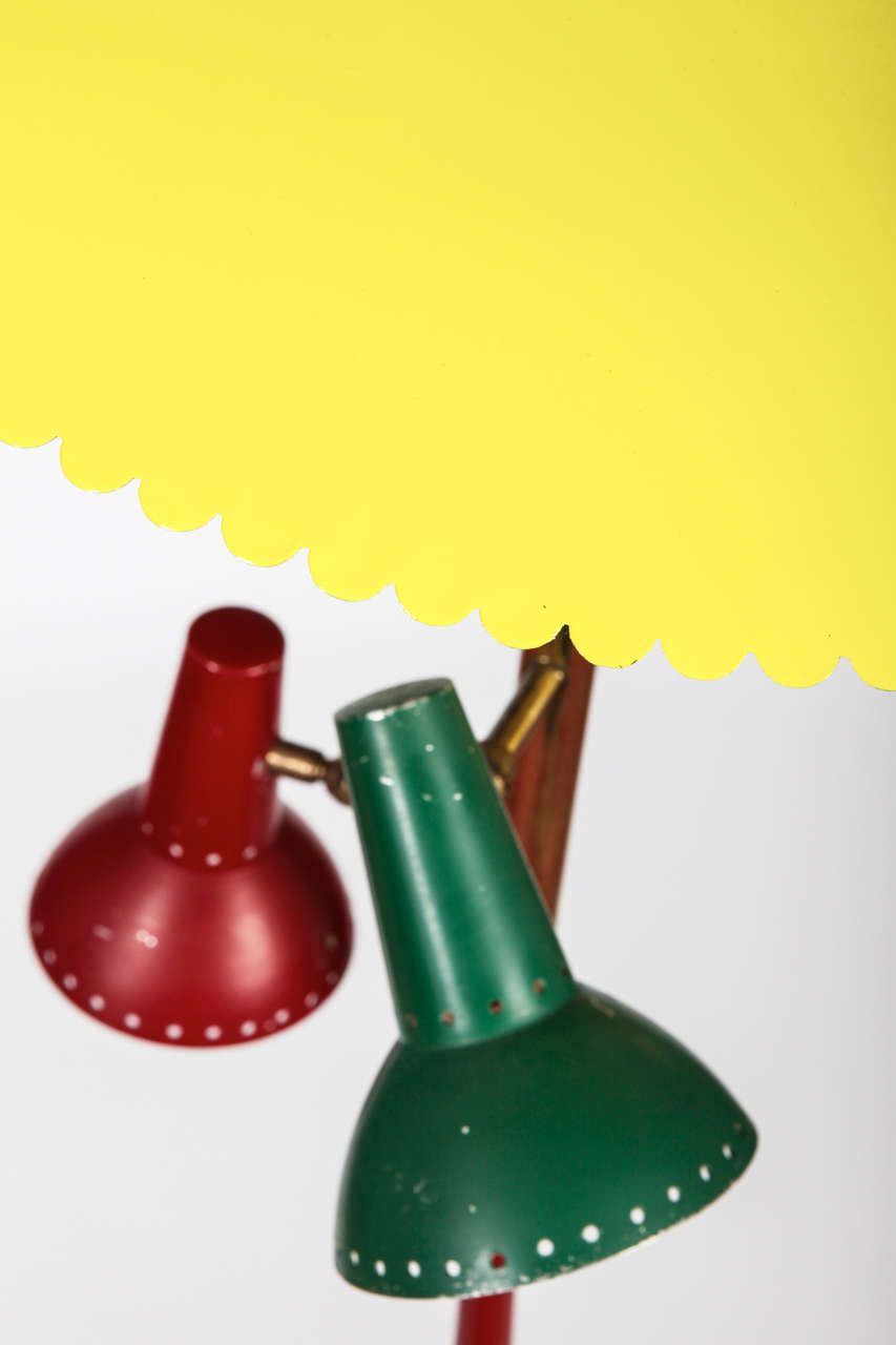 Arredoluce Italienische Stehlampe aus farbigem Metall und Messing aus der Mitte des Jahrhunderts, 1950er Jahre (Mitte des 20. Jahrhunderts) im Angebot