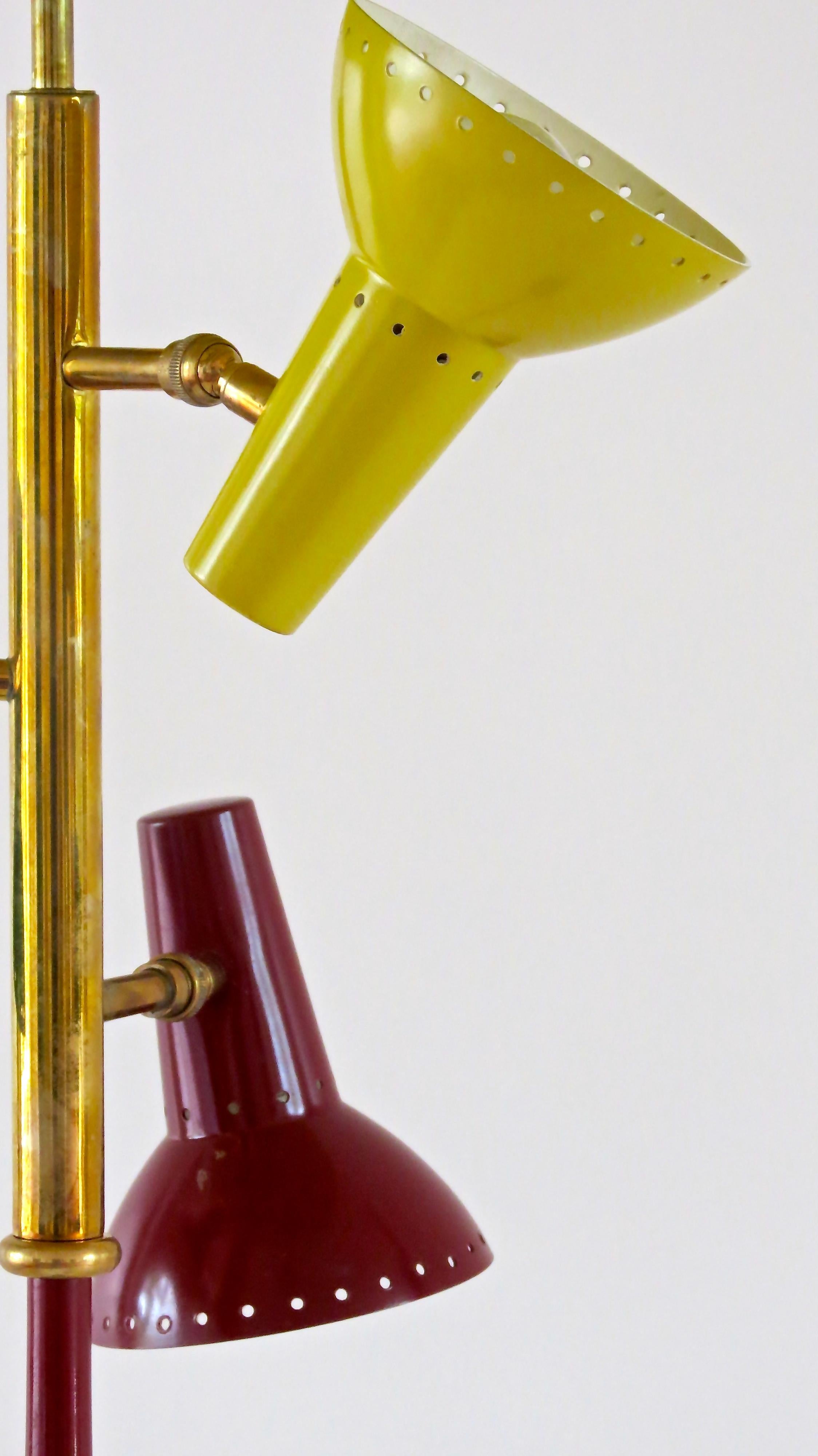 Metà XX secolo Lampada da terra Arredoluce in metallo colorato e ottone, anni '50 in vendita