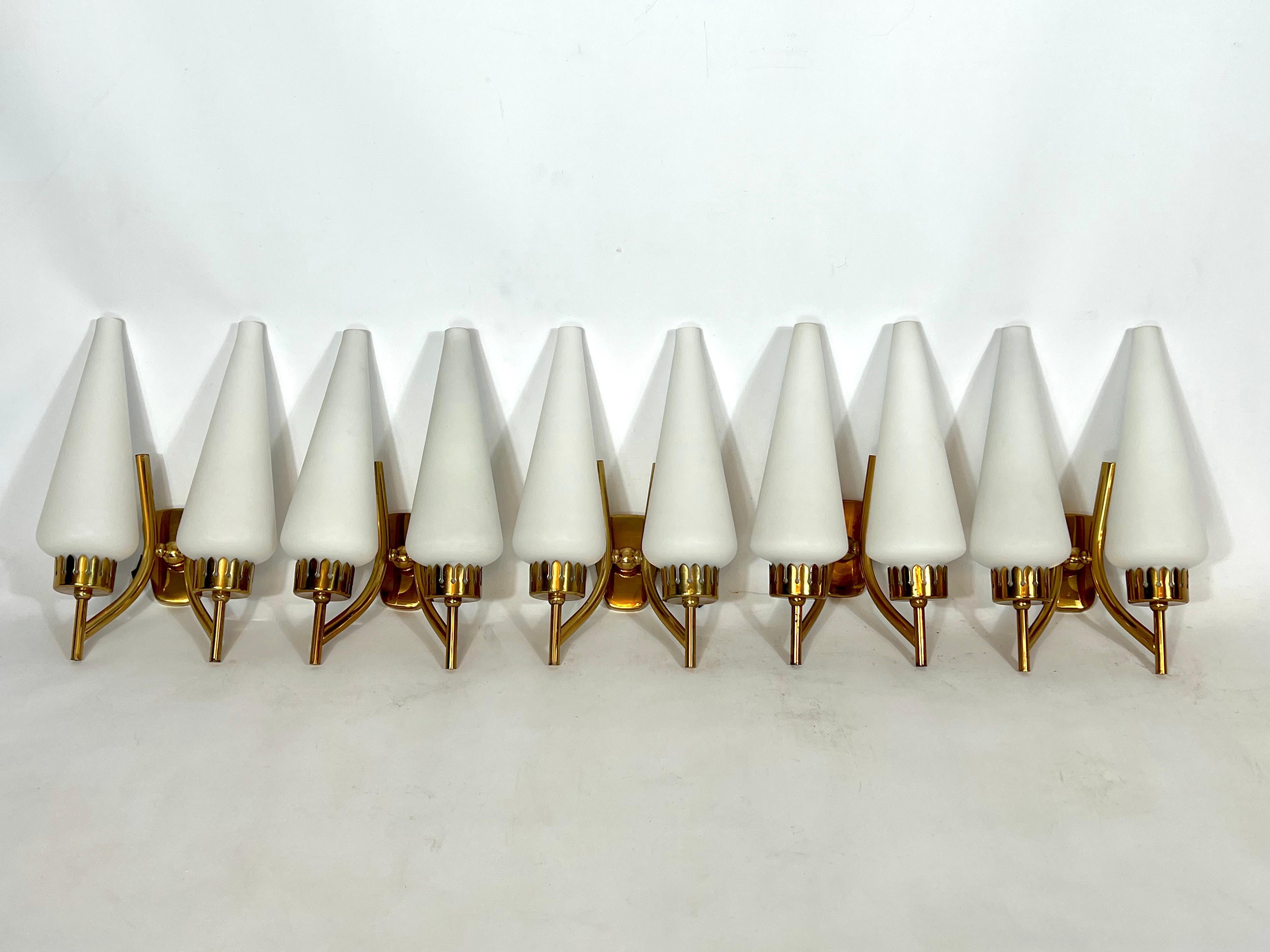 Great vintage condition with normal trace of age and use for this set of five Italian sconces produced during the 50s and reminiscent of Arredoluce Monza style. Made from solid brass and triplex opaline glasses. Full working with EU standard,
