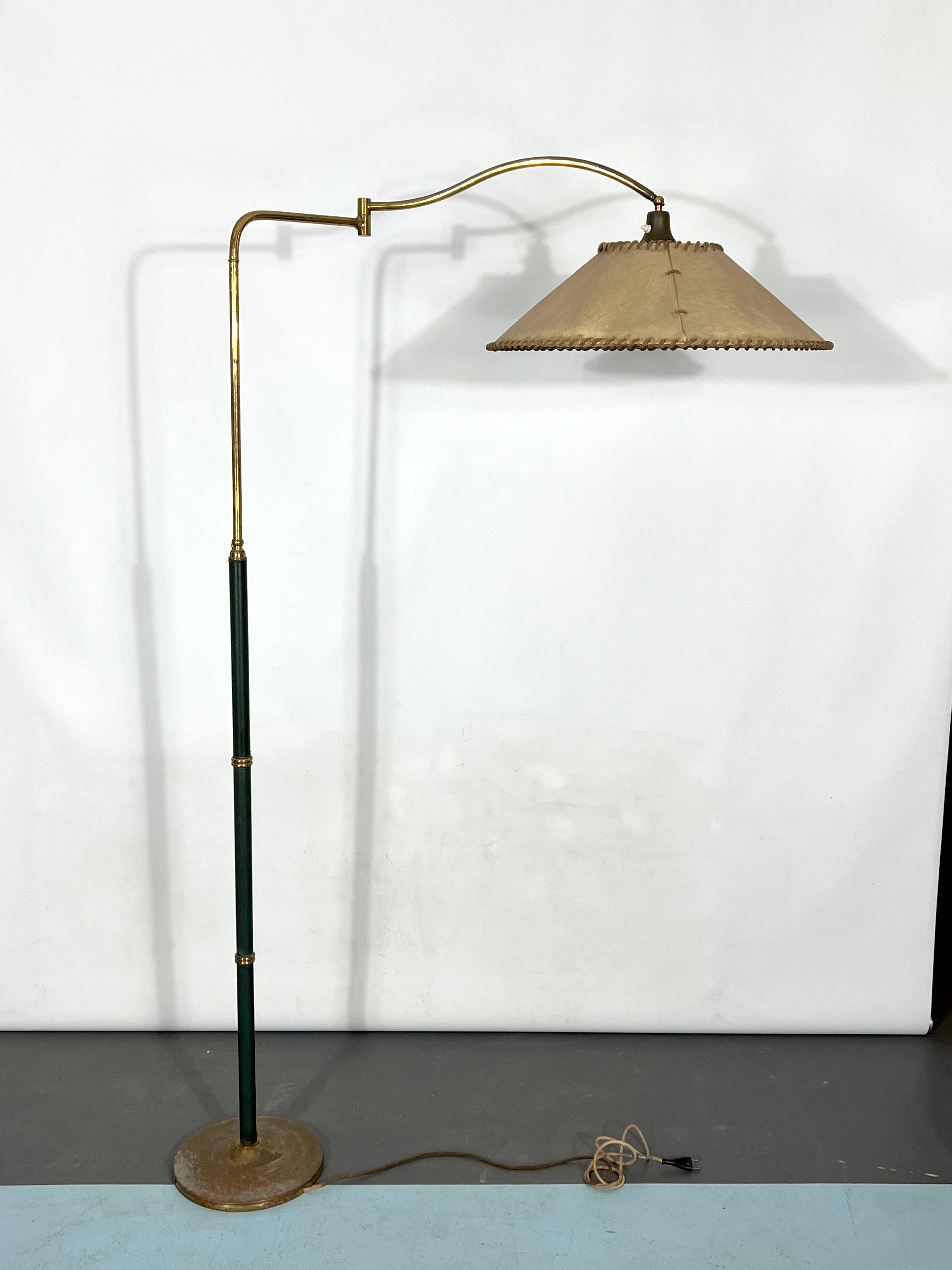 Lampadaire Arredoluce Monza vintage en laiton et cuir, années 40 en vente 1