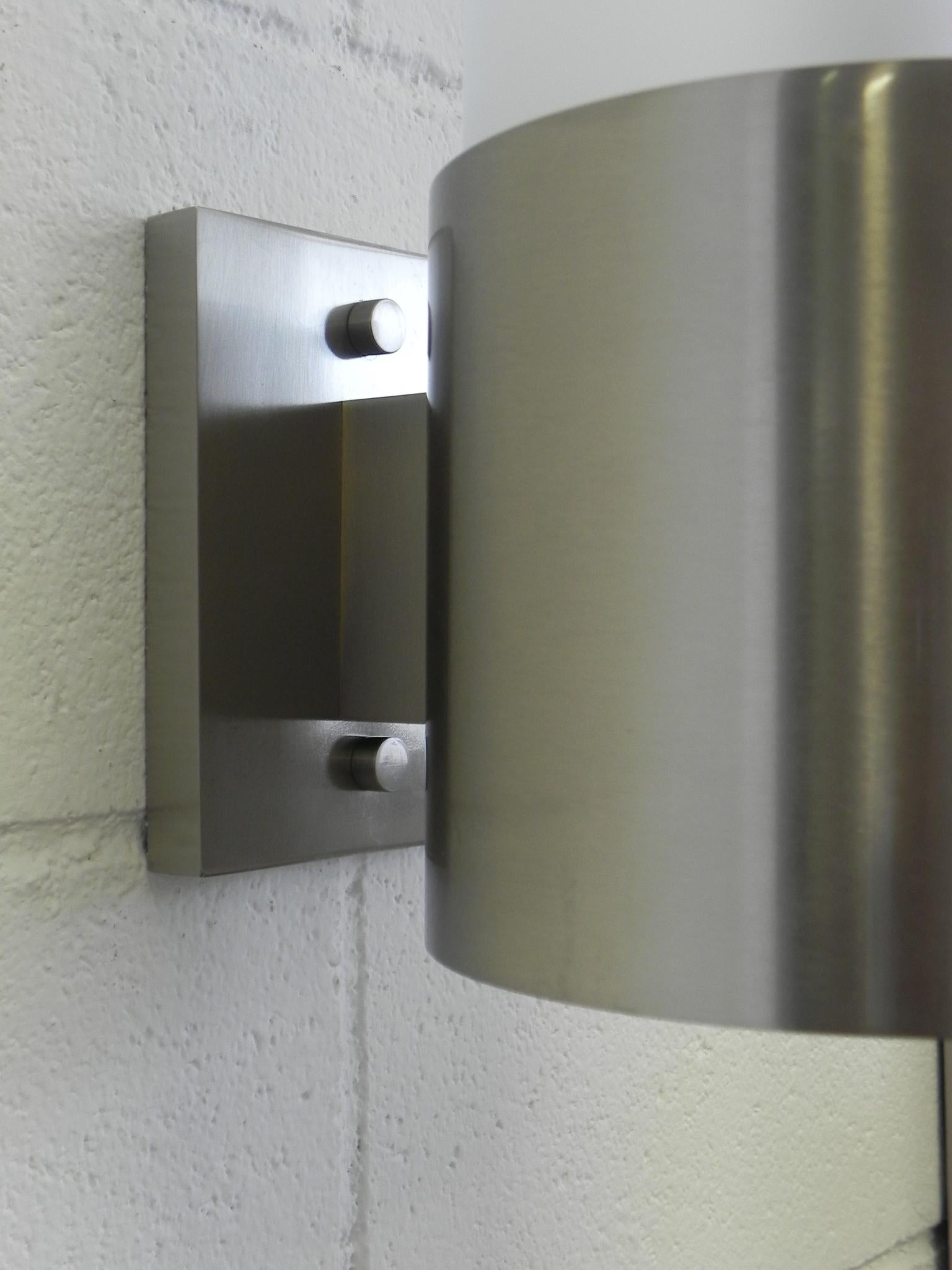 XX secolo Arredoluce Coppia di grandi lampade da parete Acciaio nichelato, vetro opaco in vendita