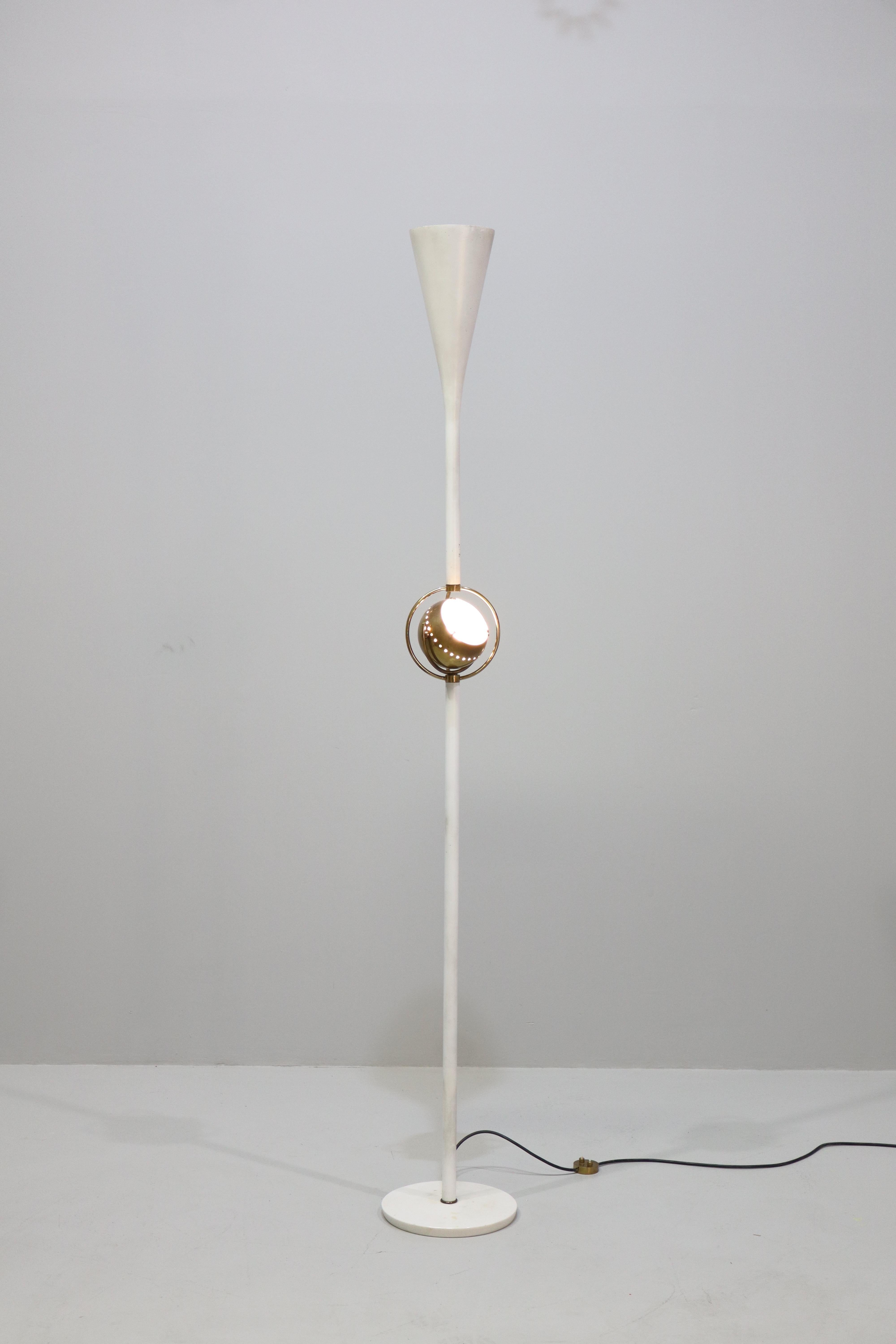 Preciosa y rara lámpara de pie de Angelo Lelli, Modelo 12555 Occhio. Metal y latón con base de mármol. Italia, 1956.