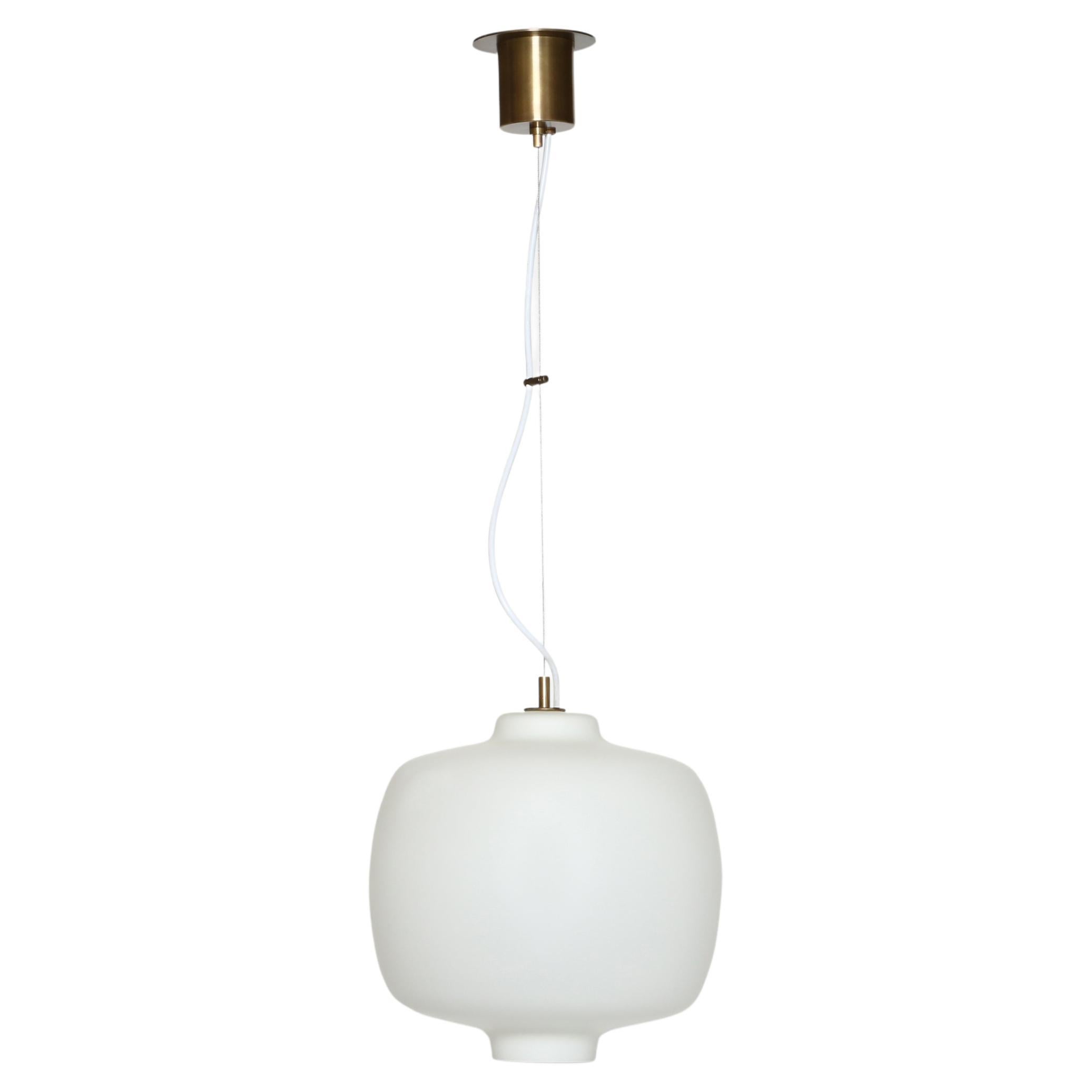 Coppia di ciondoli in stile Arredoluce.
Italia anni '60.
Vetro opalino, ottone patinato.
Rewired for US.
Altezza regolabile. Il dislivello complessivo può essere accorciato.
Sono disponibili 2 coppie.
Il prezzo si intende per un paio.

Siamo