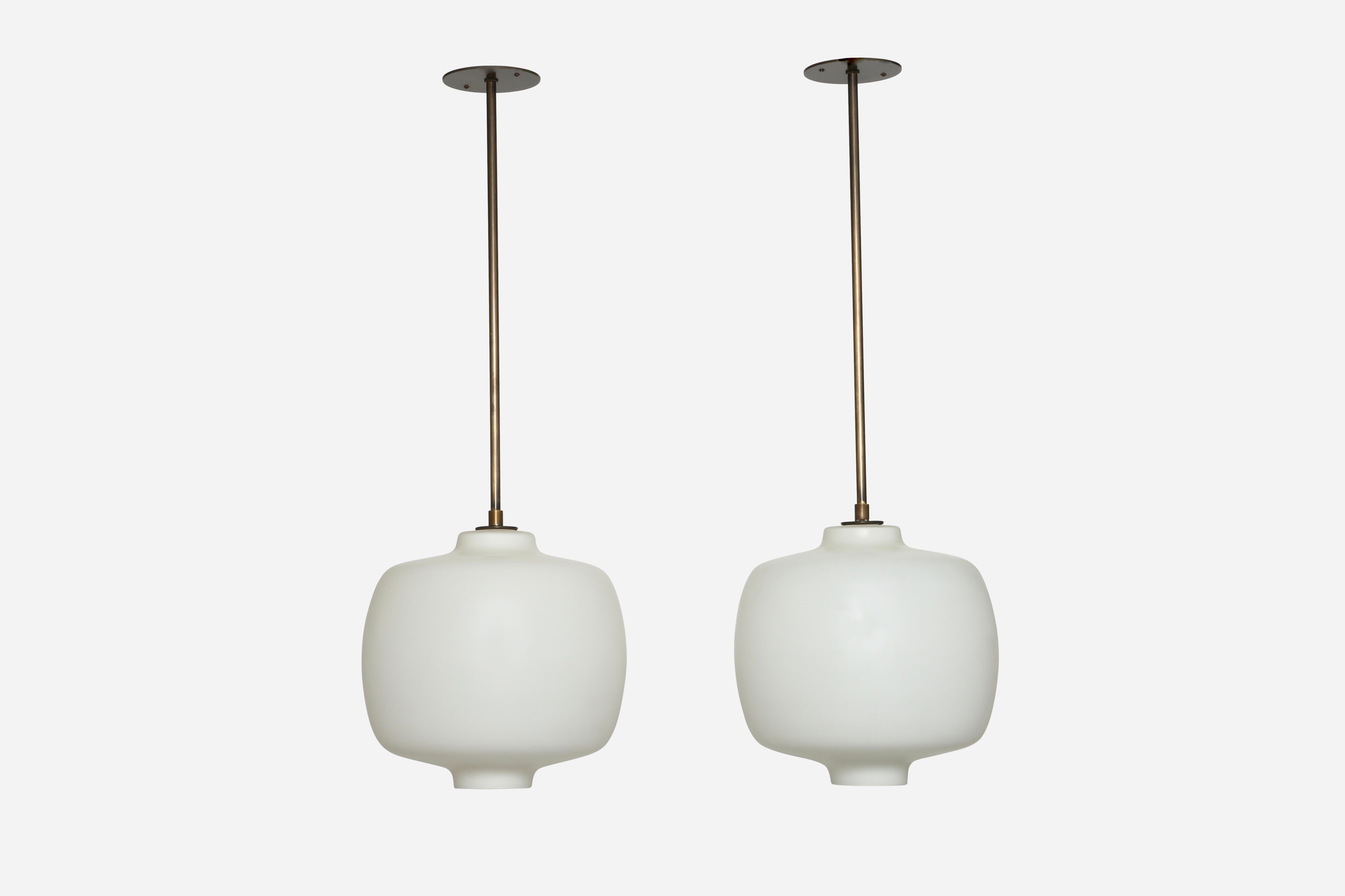 Arredoluce style pair of pendants.
Italy 1960s.
Opaline glass, patinated brass.