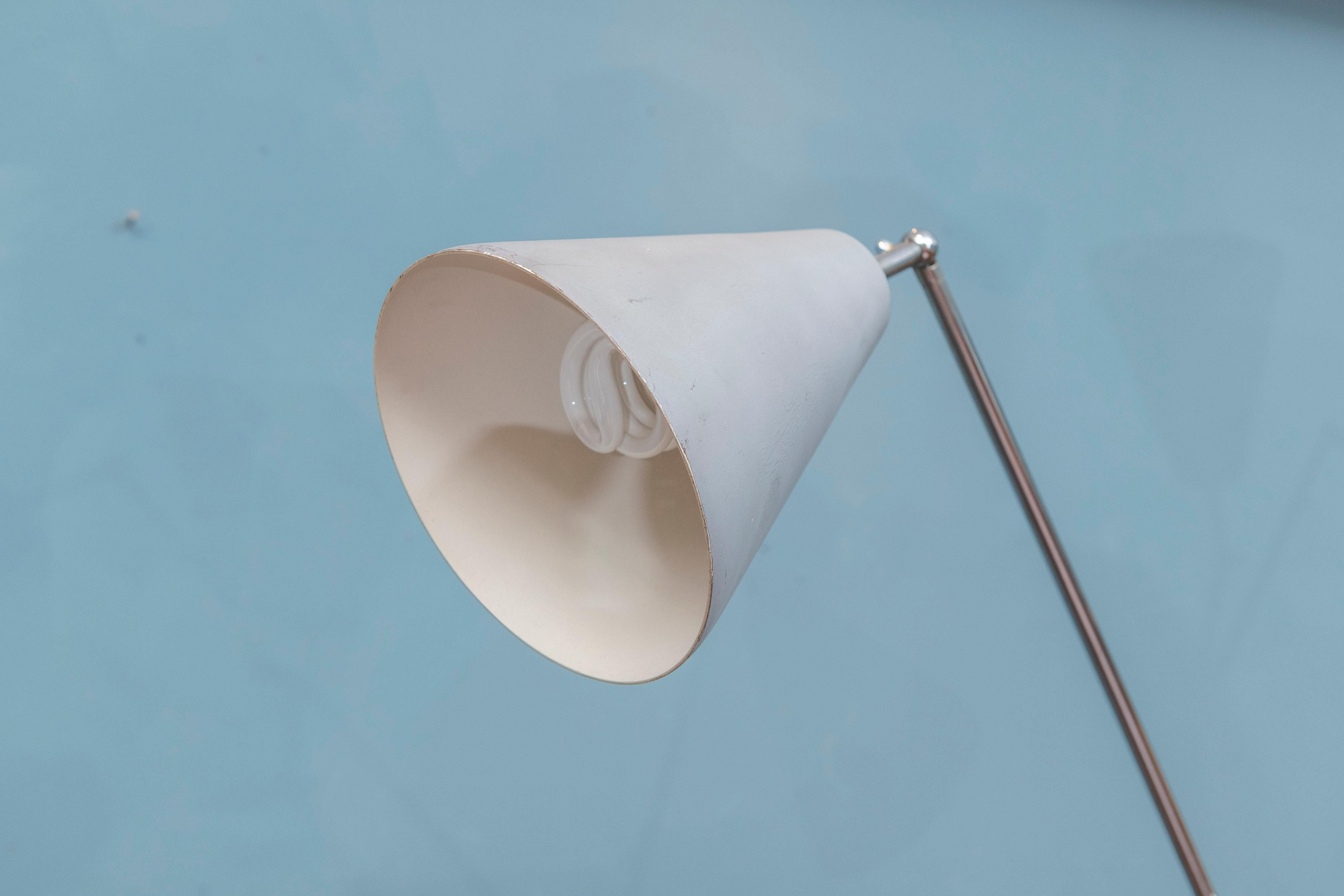 Stehlampe im Triennale-Stil von Arredoluce, Italien (Moderne der Mitte des Jahrhunderts) im Angebot