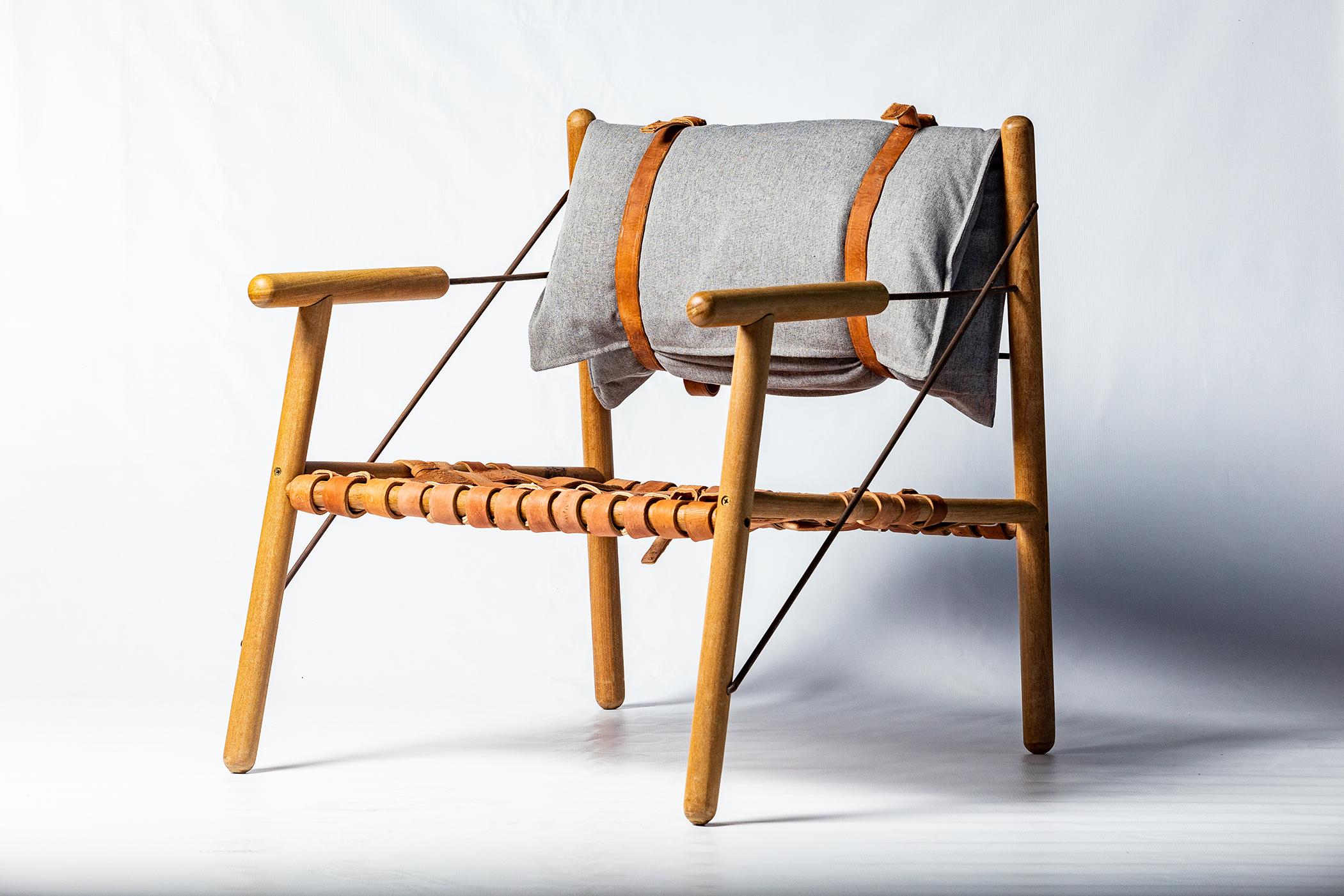 The Arreio Armchair is a unique piece, produced with pieces of leather found at free fairs in the hinterland of Alagoas. Its structure is made from leather horse harness, which gives it incomparable resistance and durability.
Cumaru wood is the