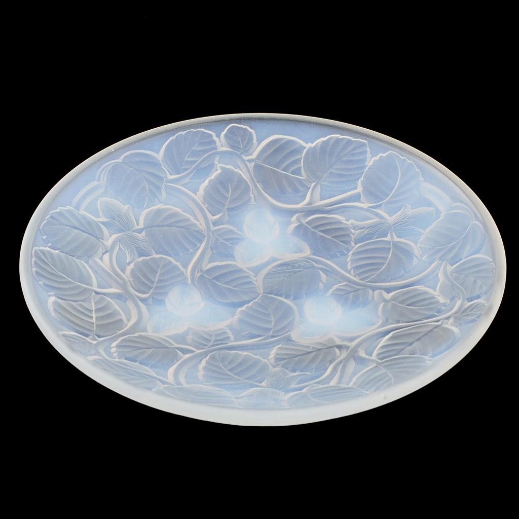 An Opalescent Art Deco glass dish by Arrers. Etched 'Arrers' and 'Made in France'. Hazelnut design. 

Dimensions: H 4.3cm W 24cm 

Origin: French

Date: circa 1930

Item Number: 2505232.