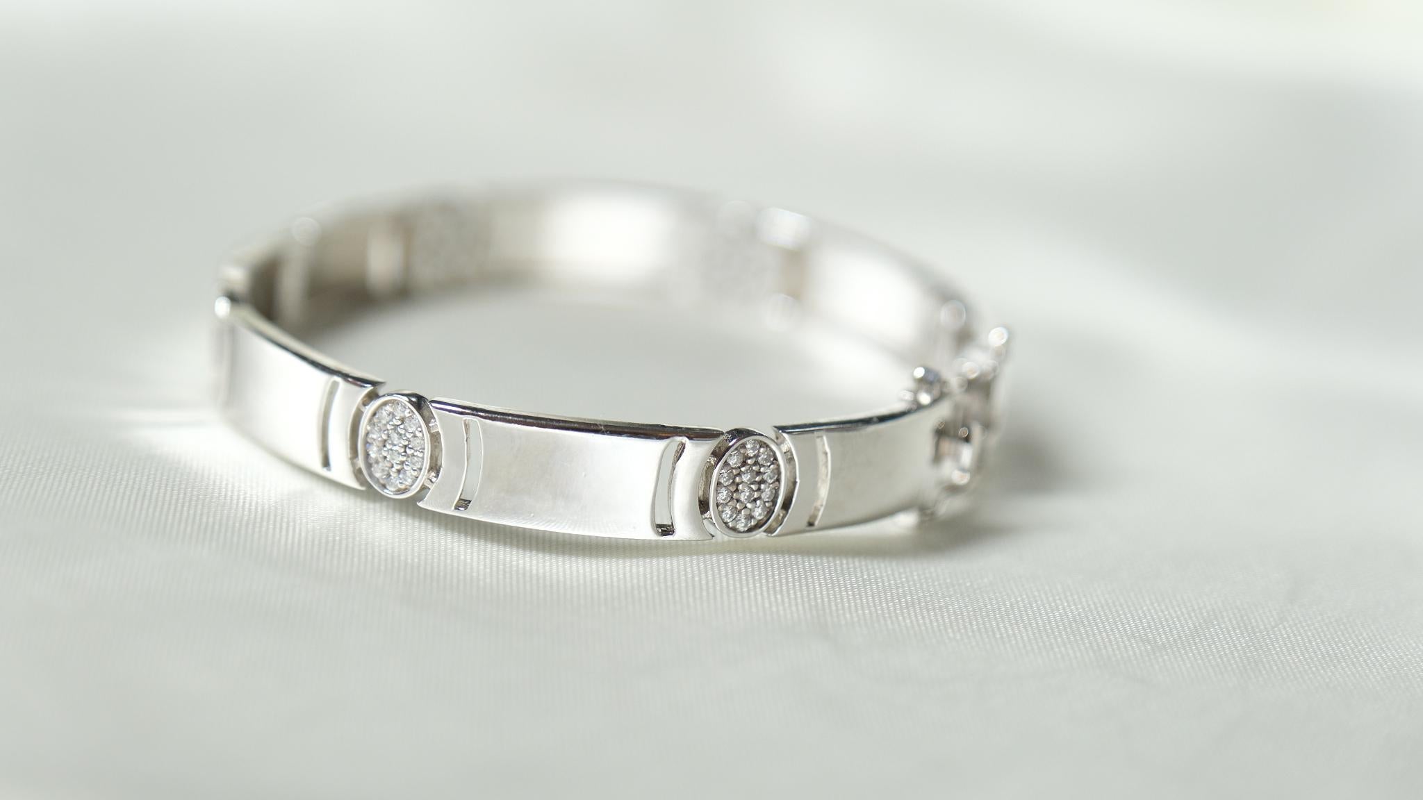Le bracelet Arrêtoir est une expression glorieuse de pierres précieuses en grappes, l'art de la découverte de manière joyeuse. Fabriqué à la main à la perfection avec la forme ovale suspendue avec des pierres précieuses pour apporter une œuvre d'art