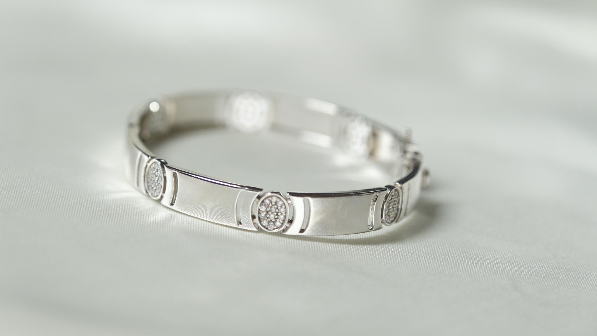 Bracelet de diamants Arrêtoir, or blanc 18k 0,72ct en vente 1