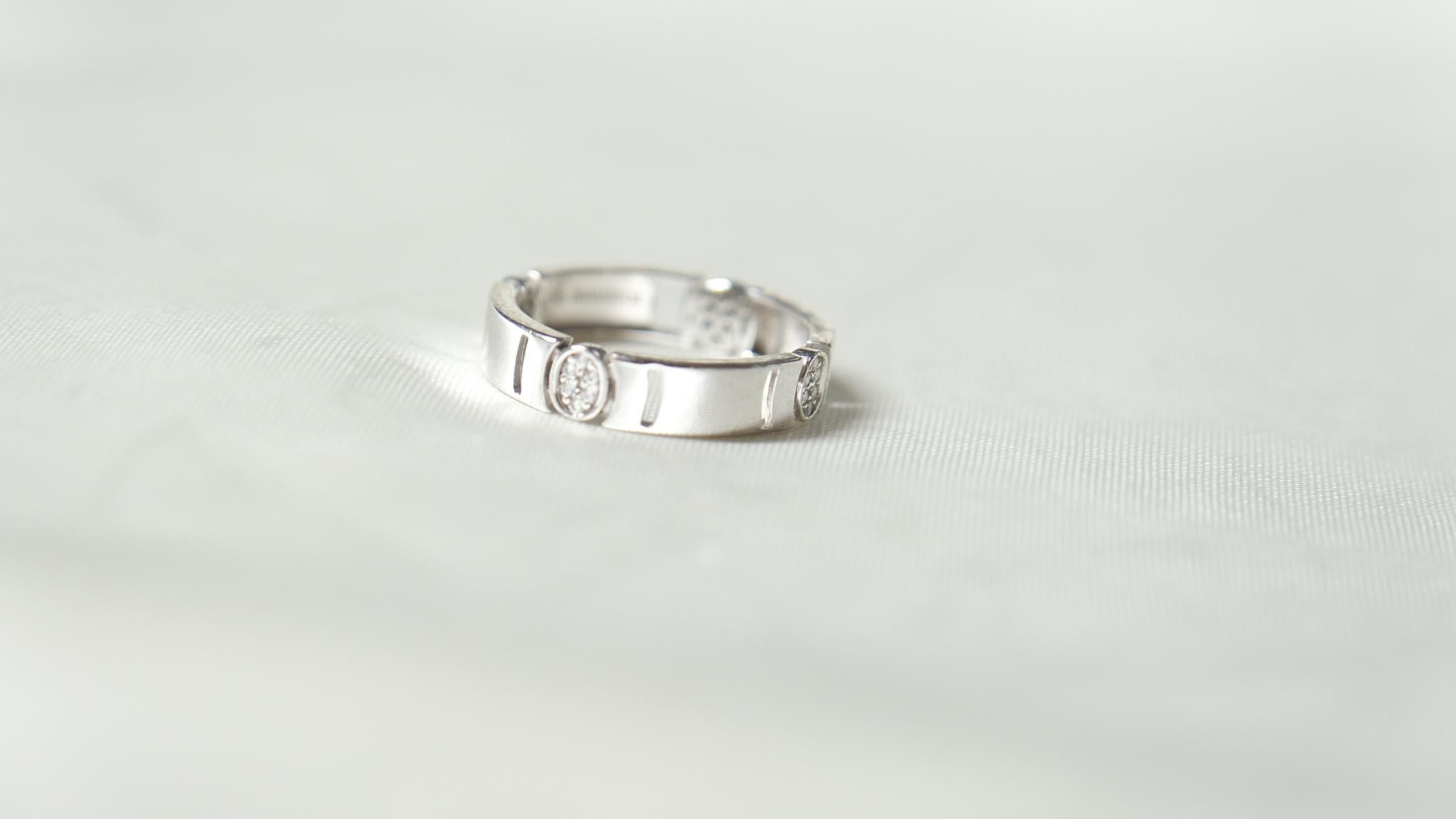 Der Ring Arrêtoir ist ein prächtiger Ausdruck von gebündelten Edelsteinen, die Kunst des Entdeckens auf eine fröhliche Art. Die handgefertigte Perfektion der ovalen Hängeform mit kostbaren Edelsteinen macht sie zu einem unvergleichlichen Kunstwerk.