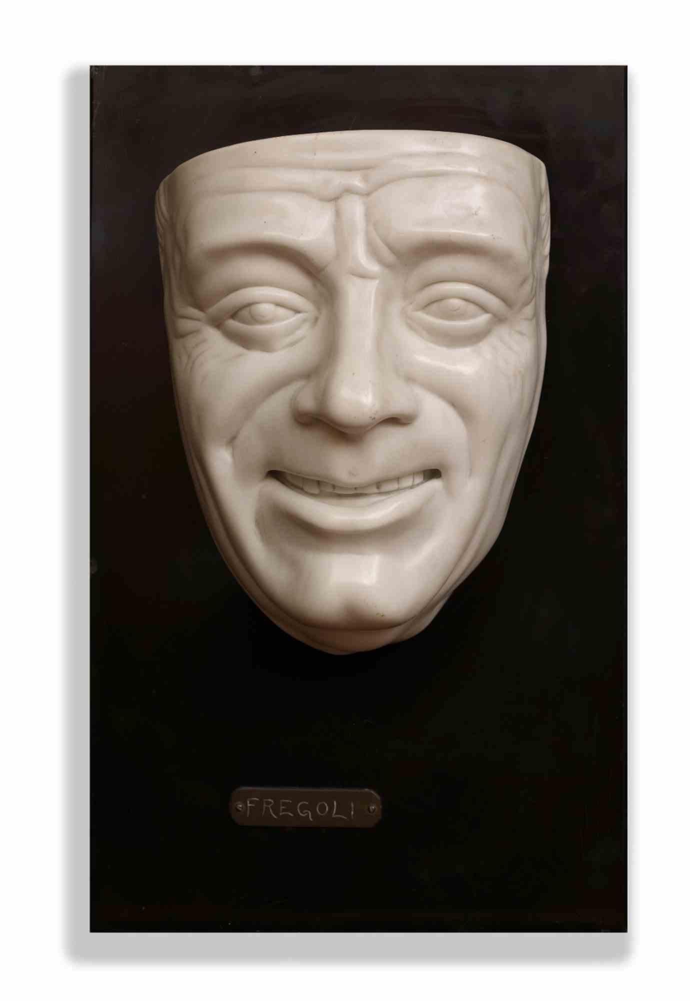 Arrighini Nicola (Pietrasanta 1905-1977)  ein Bildhauer aus Pietrasanta  (Italien) beschloss 1930, aus weißem Carrara-Marmor auf schwarzem Marmorsockel die Maske von Leopoldo Fregoli zu schaffen, einem der berühmtesten Schauspieler, Drehbuchautor