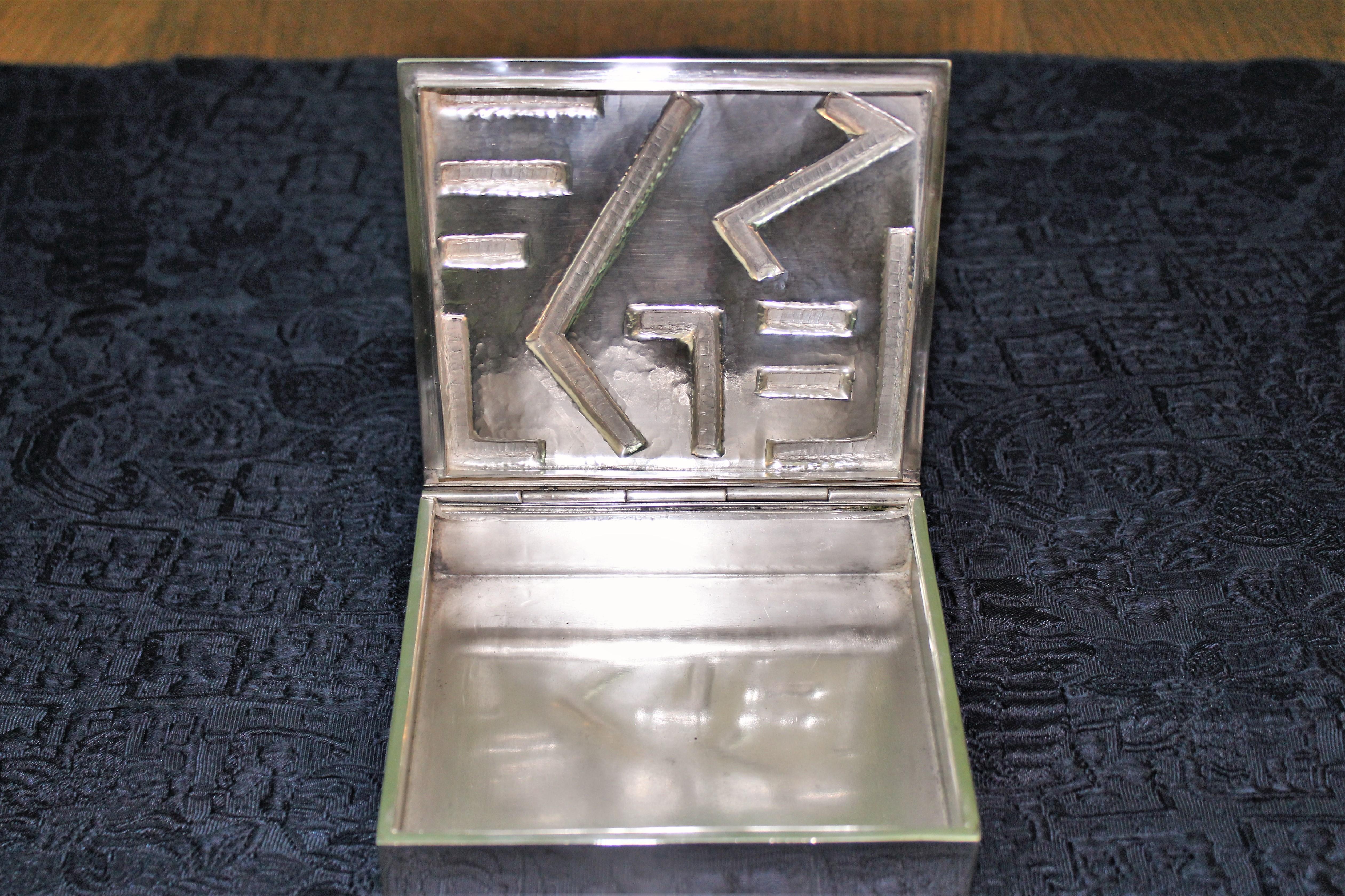 Hammered Arrigo Finzi 20th Century Italian Engraved Silver Futurist Cigar Case, 1930s For Sale