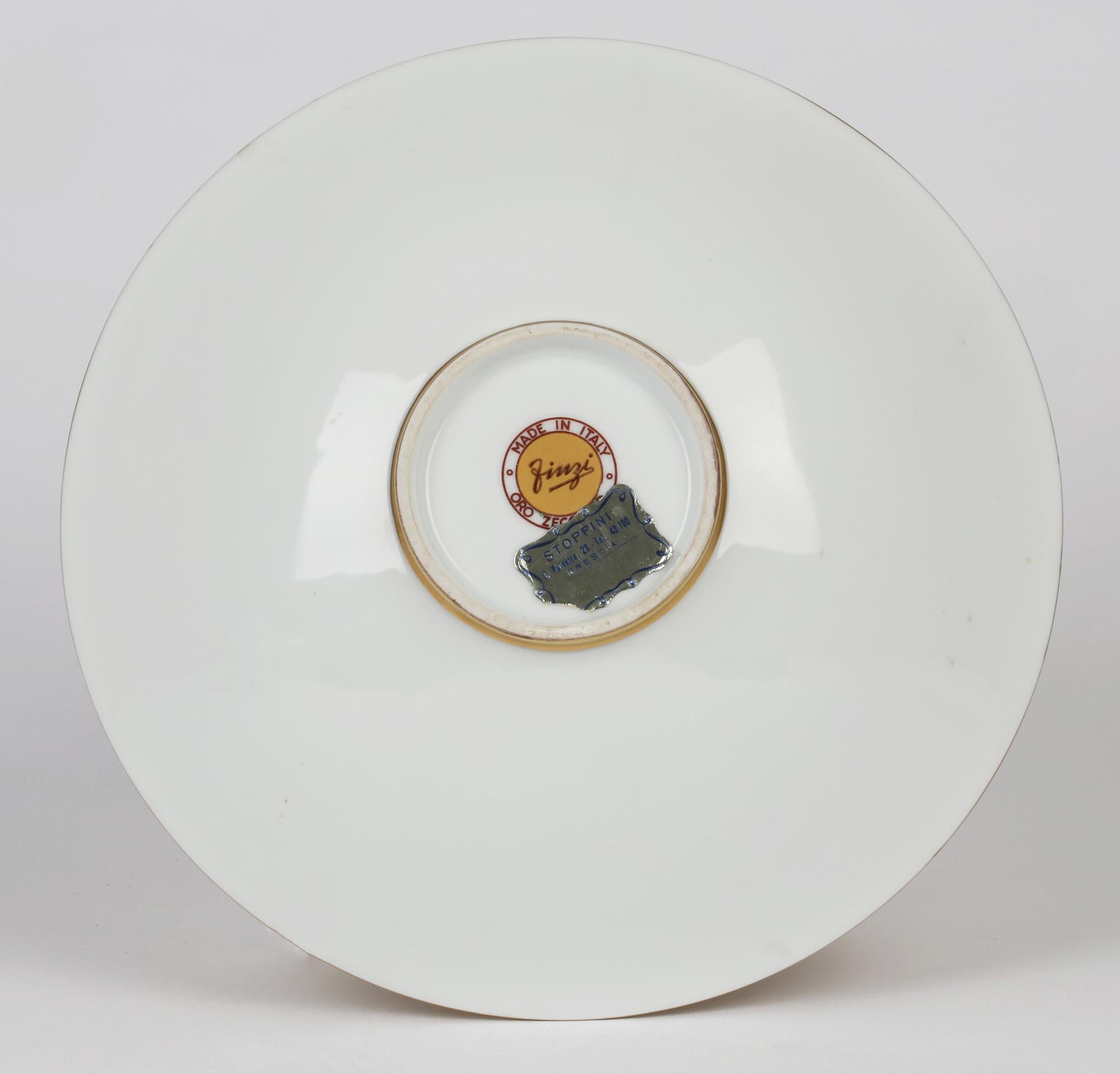 Eine atemberaubende italienische Oro Zecchino-Porzellanschale aus der Mitte des Jahrhunderts, fein dekoriert mit Blattmotiven von Arrigo Finzi. Diese elegant geformte, offene, runde Schale steht auf einem schmalen, abgerundeten Sockelfuß und ist