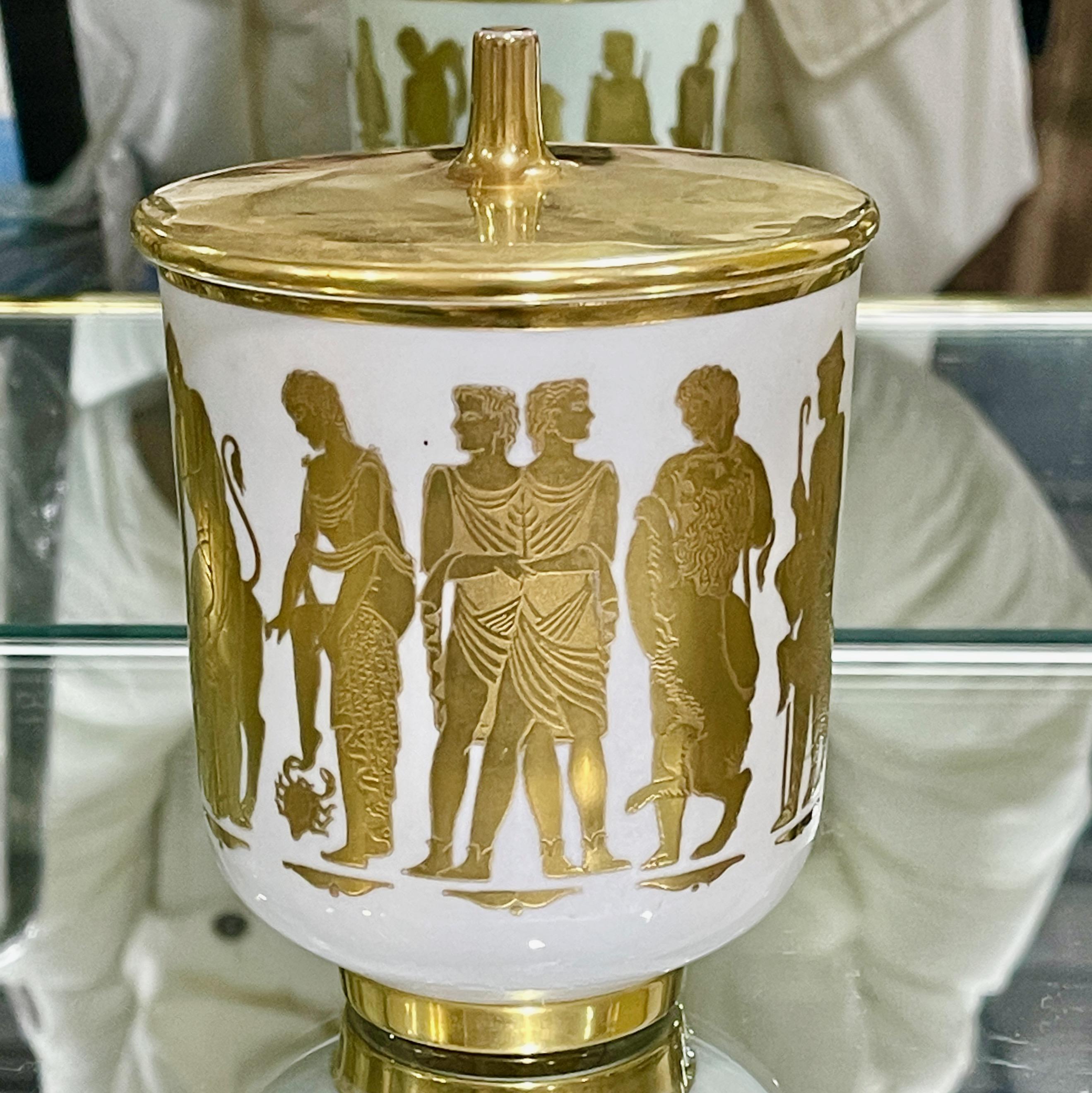 Un superbe pot à couvercle en porcelaine blanche italienne de 1940, finement décoré de figures du Zodiac de l'Antiquité classique en 