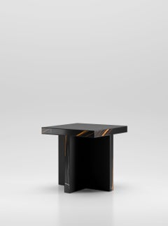 Arris Skulpturaler Beistelltisch, Dunkler Emperador-Marmor, Handgefertigt