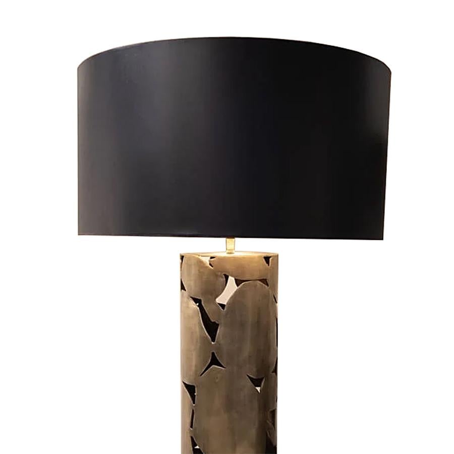 Table Lamp Arroda with solid bronze
structure in dark and light bronze finish.
1 Bulb, lamp holder type E27, 220V. Bulb not included.
Base dimensions: Diameter 20cmxH60cm.
Shade dimensions: Diameter 40cmxH28cm.
